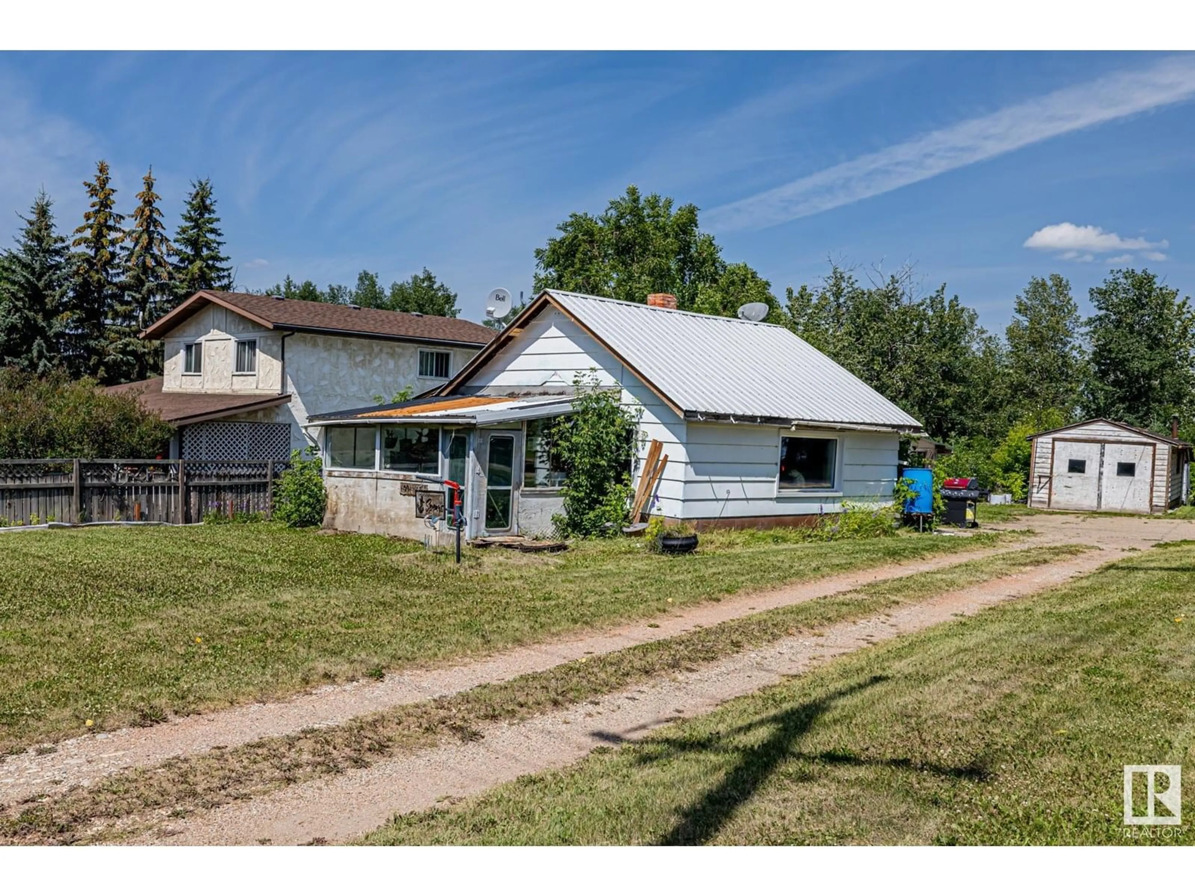 A pic from outside/outdoor area/front of a property/back of a property/a pic from drone, street for 4904 47 AV, Onoway Alberta T0E1V0
