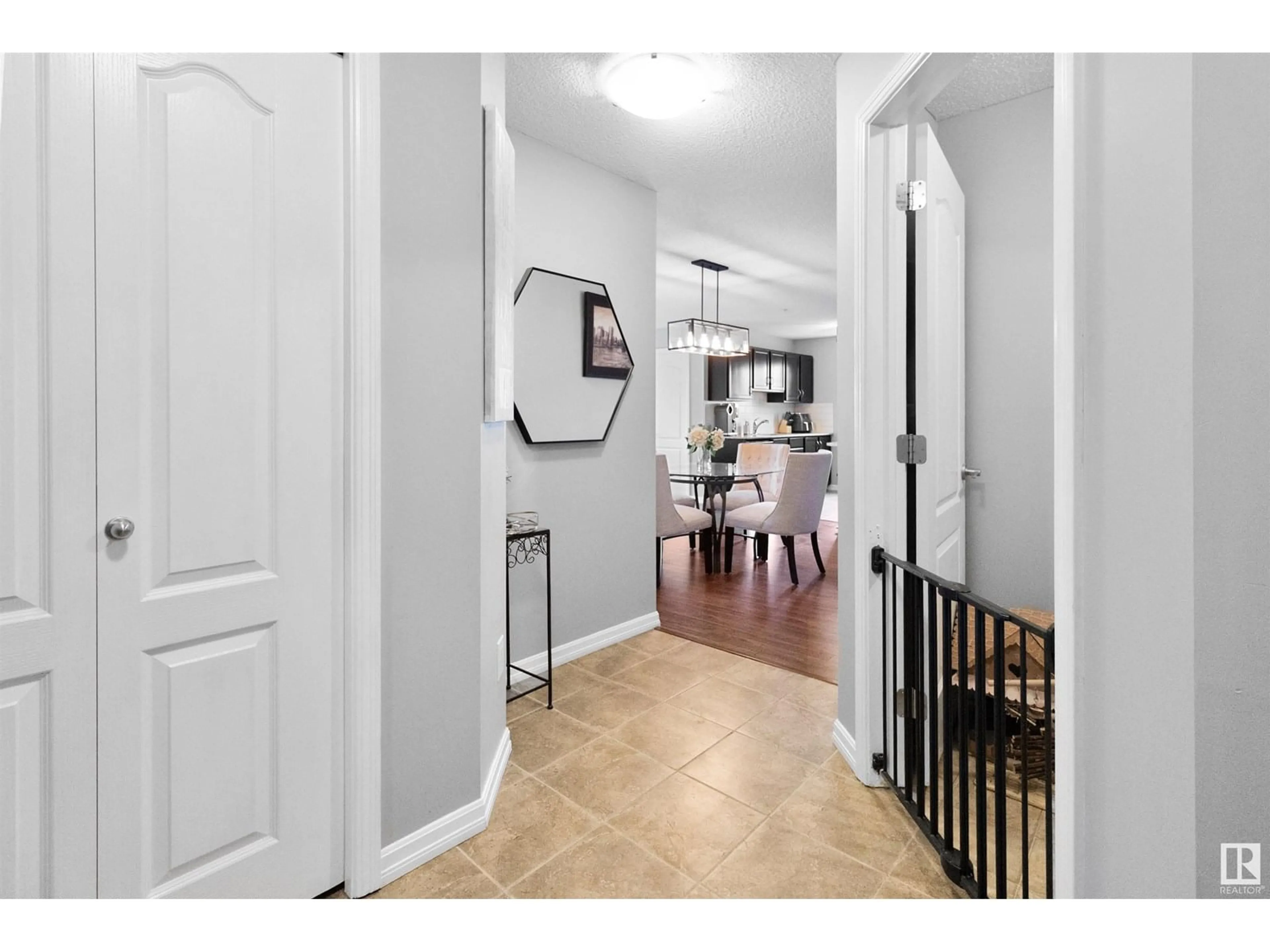 Indoor entryway for 271 - 206 CHARLOTTE WY, Sherwood Park Alberta T8H0N9
