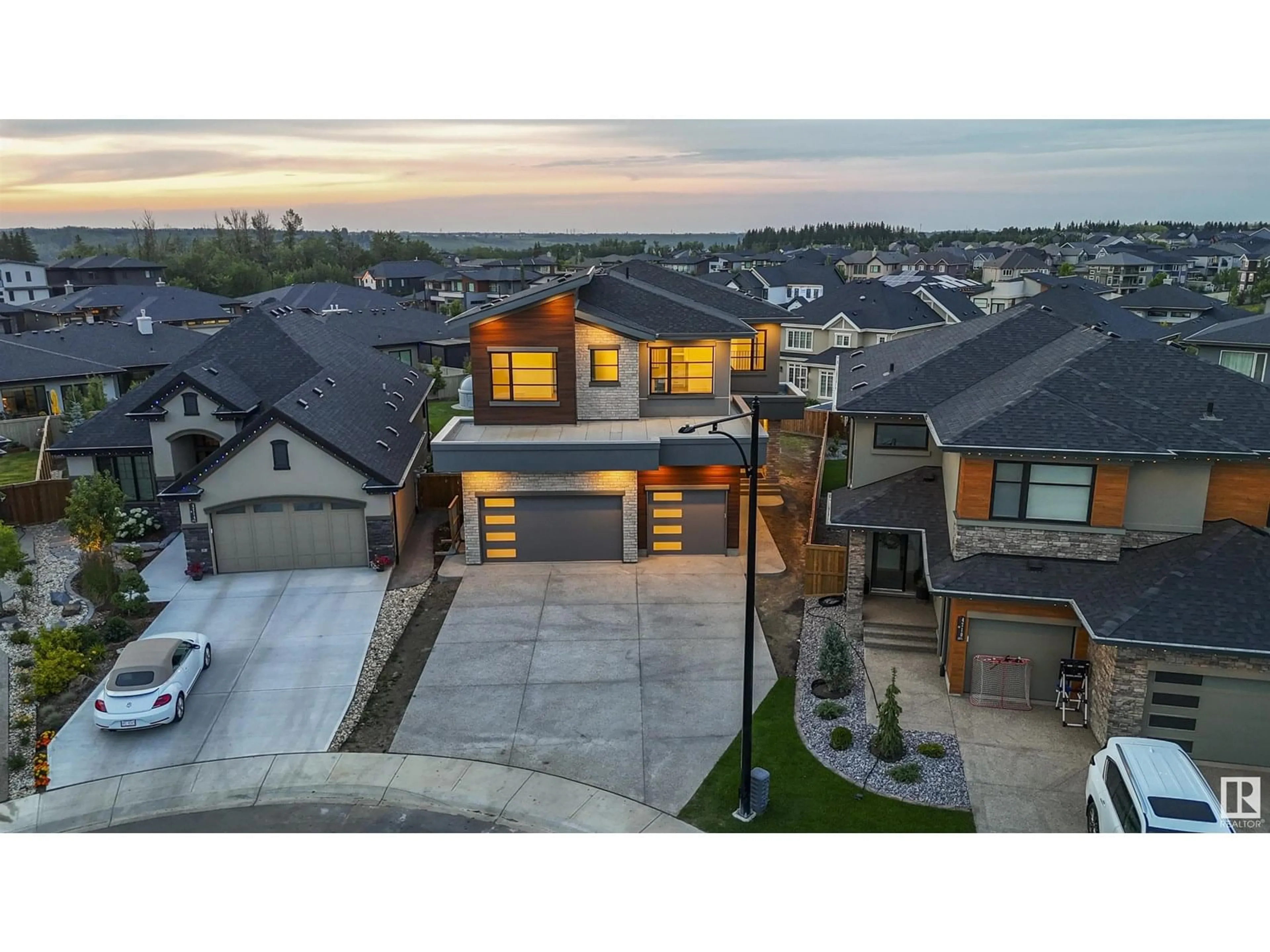 A pic from outside/outdoor area/front of a property/back of a property/a pic from drone, street for 4712 KNIGHT CL, Edmonton Alberta T6W4V6