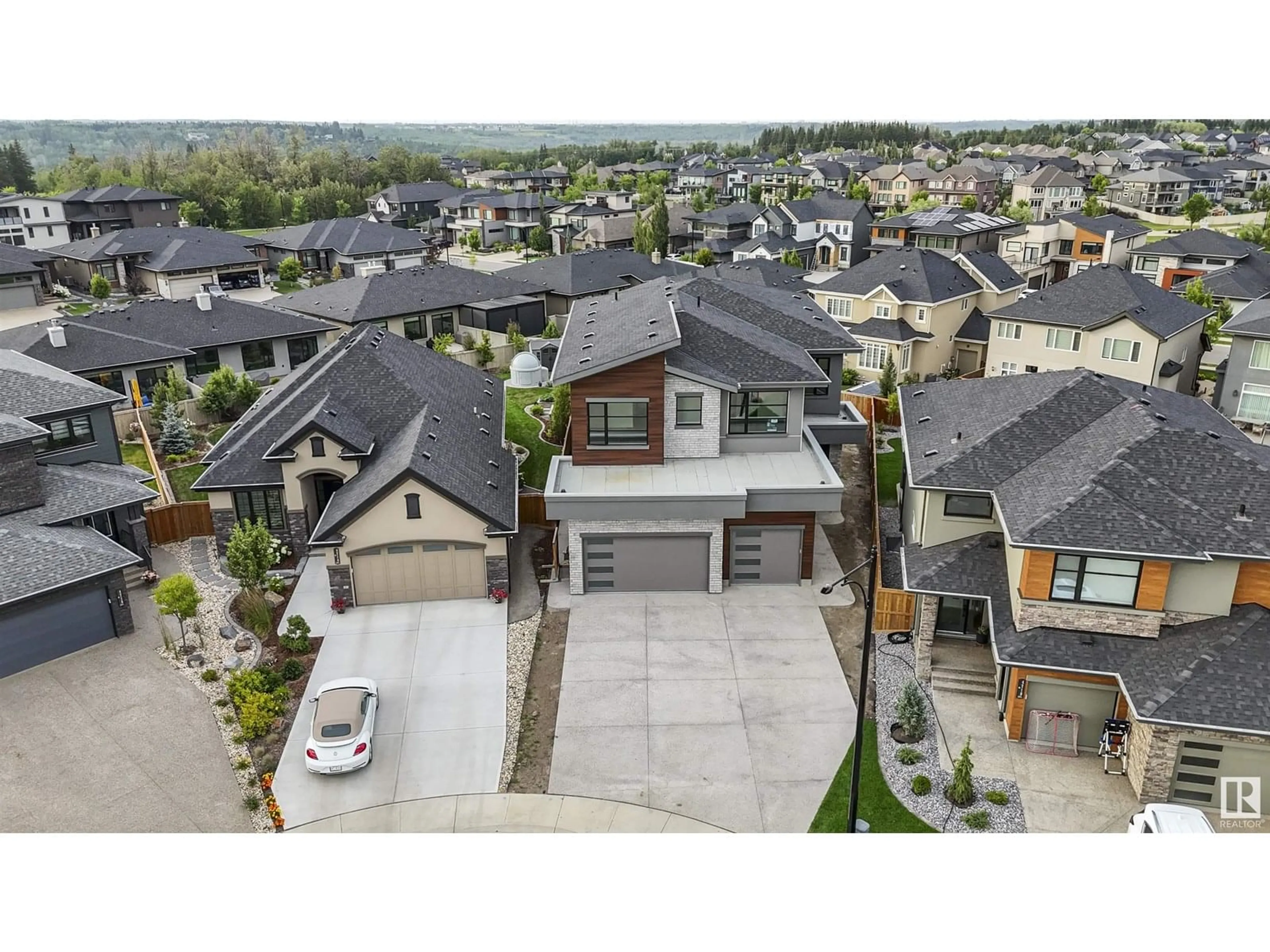 A pic from outside/outdoor area/front of a property/back of a property/a pic from drone, street for 4712 KNIGHT CL, Edmonton Alberta T6W4V6