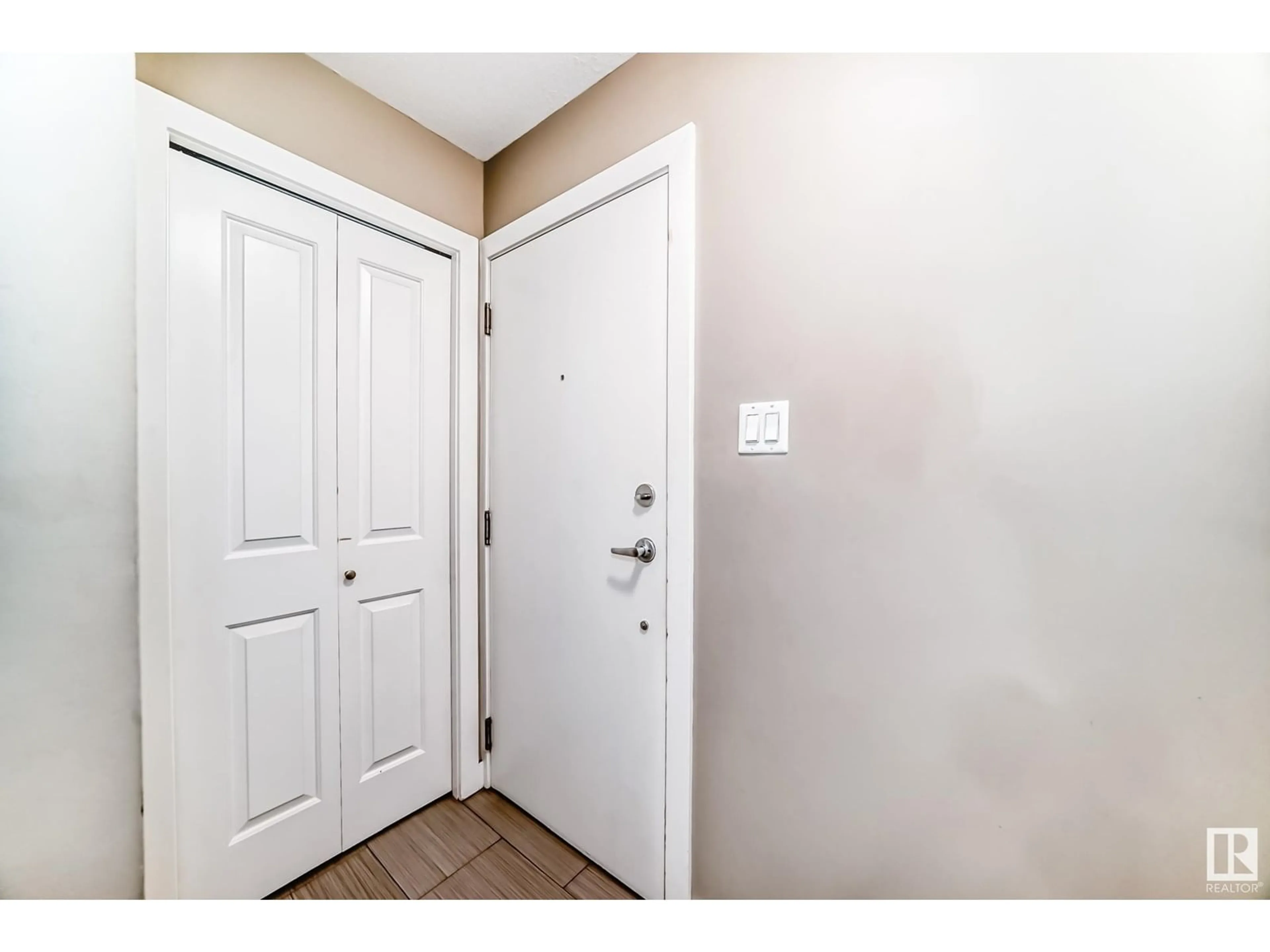 Indoor entryway for 202 - 11325 103 AV NW, Edmonton Alberta T5K0S3