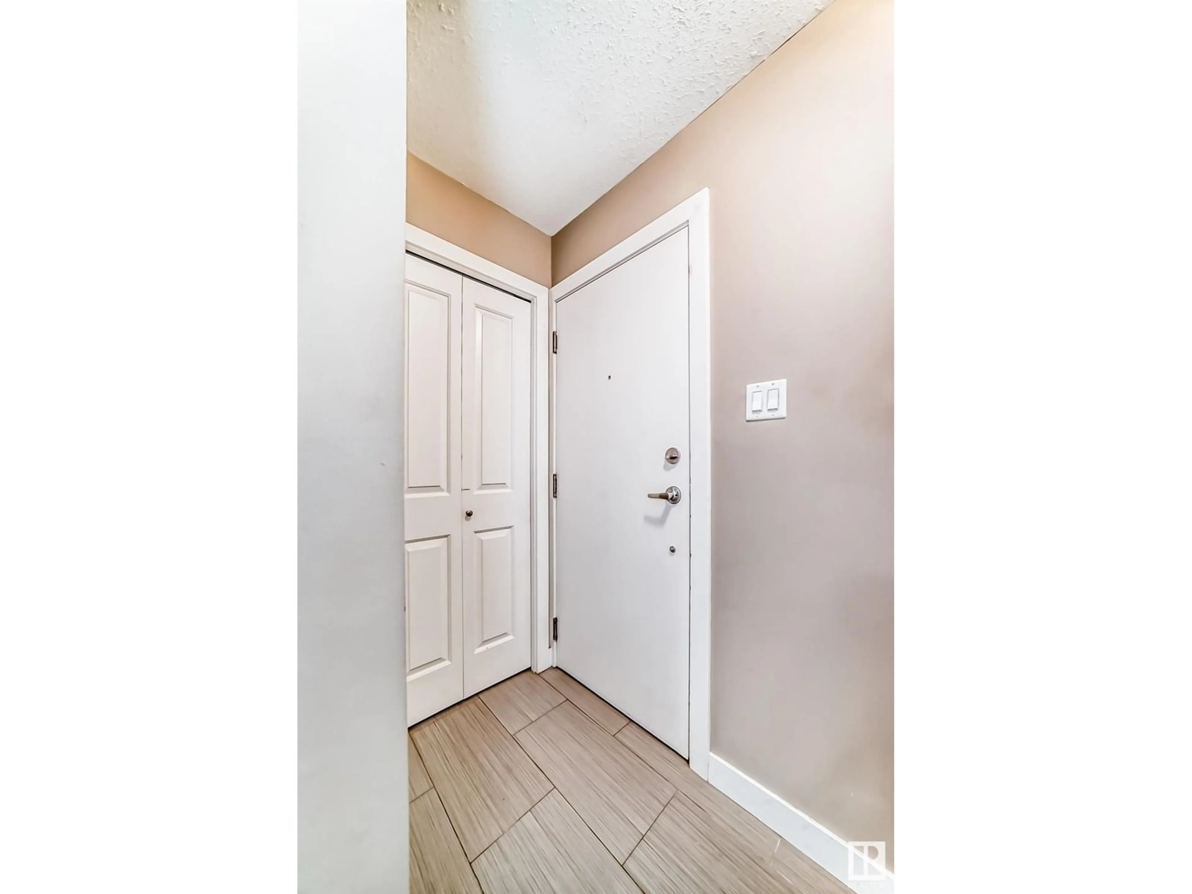 Indoor entryway for 202 - 11325 103 AV NW, Edmonton Alberta T5K0S3