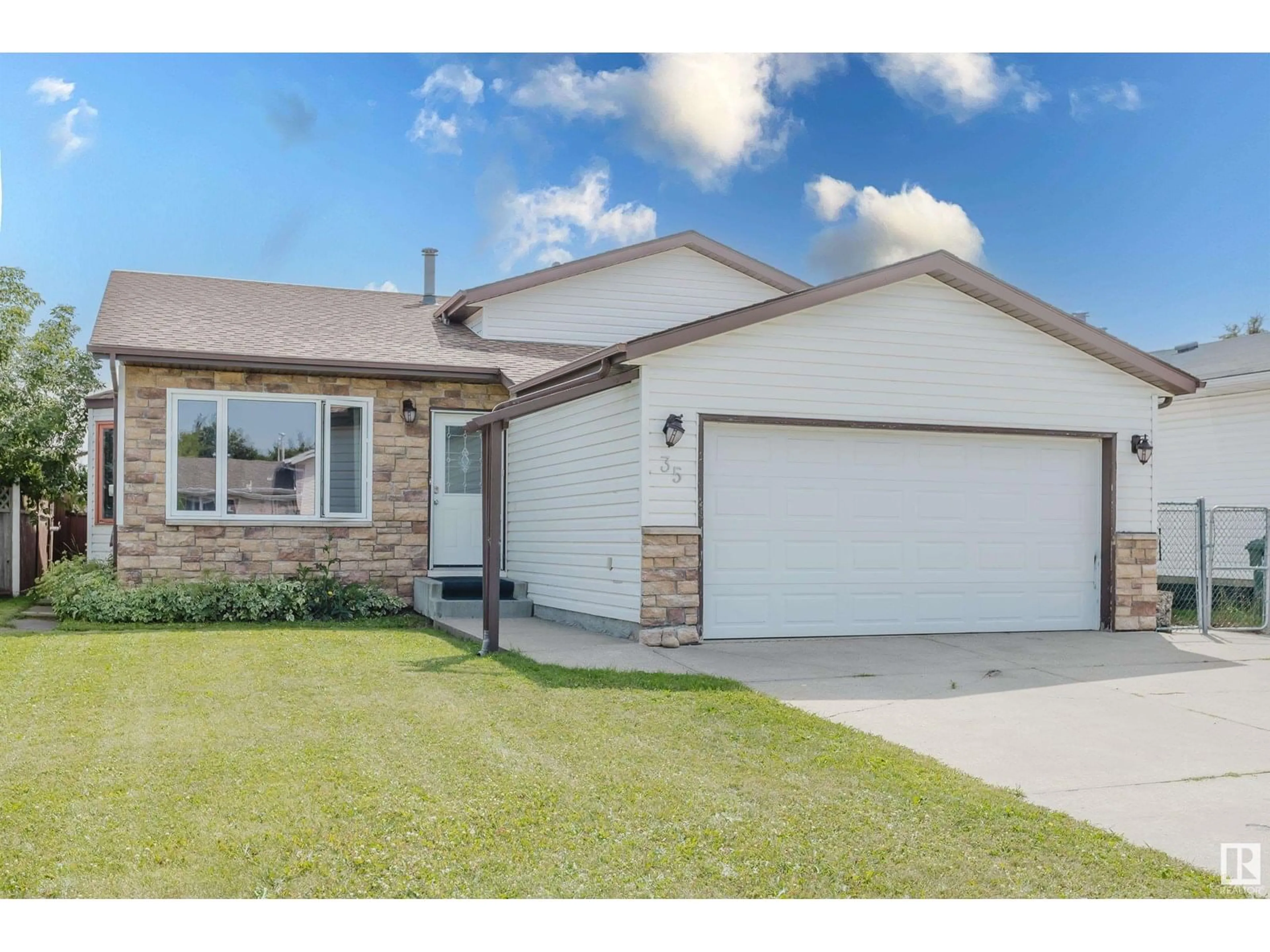 Home with vinyl exterior material, street for 35 GLENWOOD CR, Stony Plain Alberta T7Z1A3