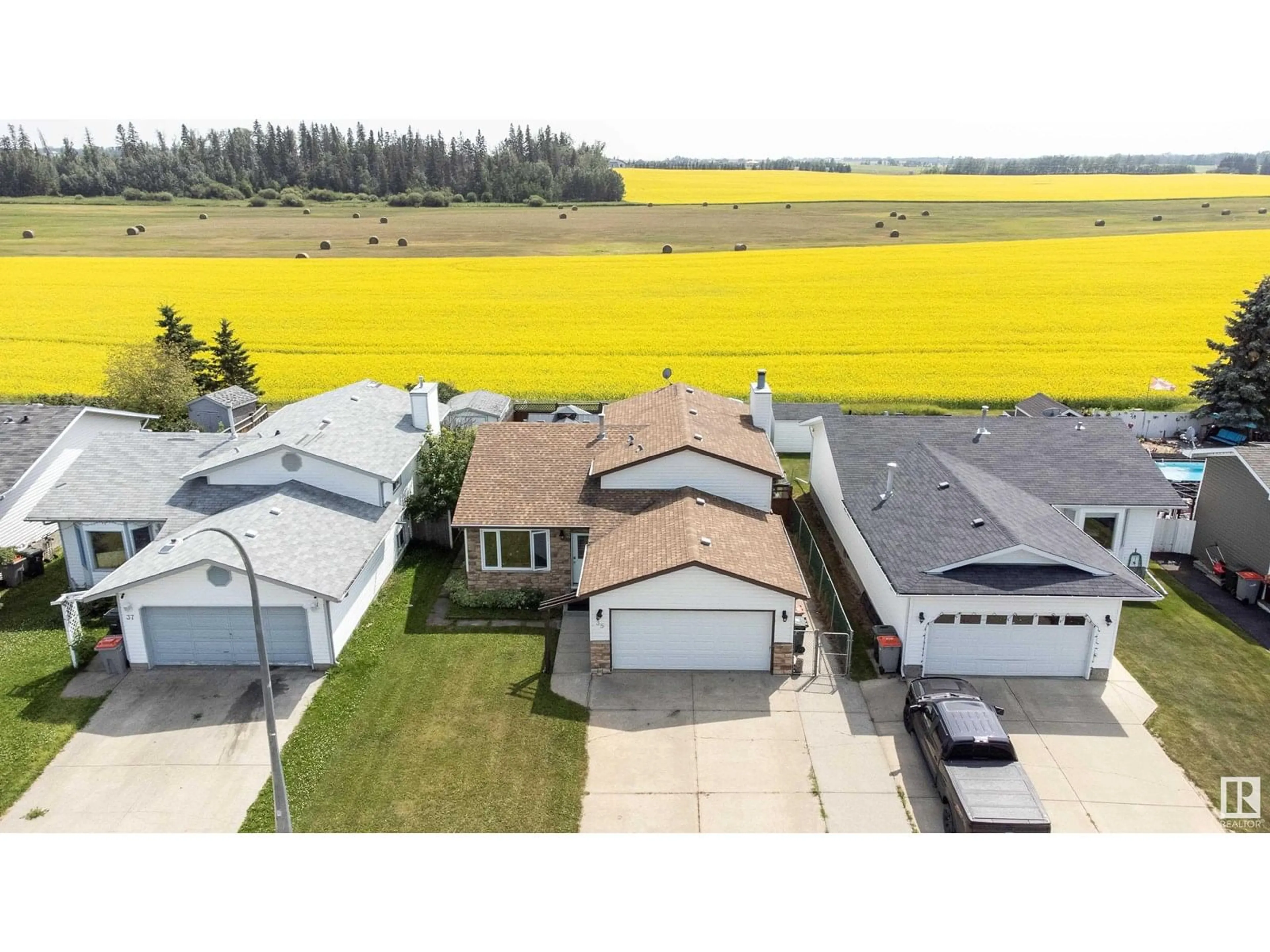 A pic from outside/outdoor area/front of a property/back of a property/a pic from drone, unknown for 35 GLENWOOD CR, Stony Plain Alberta T7Z1A3