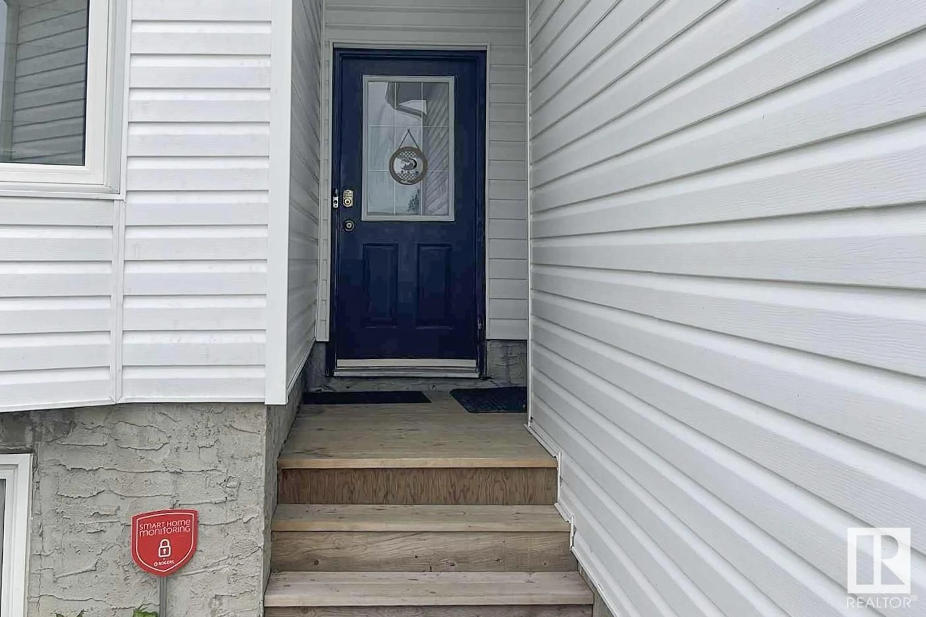 Indoor entryway for 2831 36 ST NW, Edmonton Alberta T6L3Y6