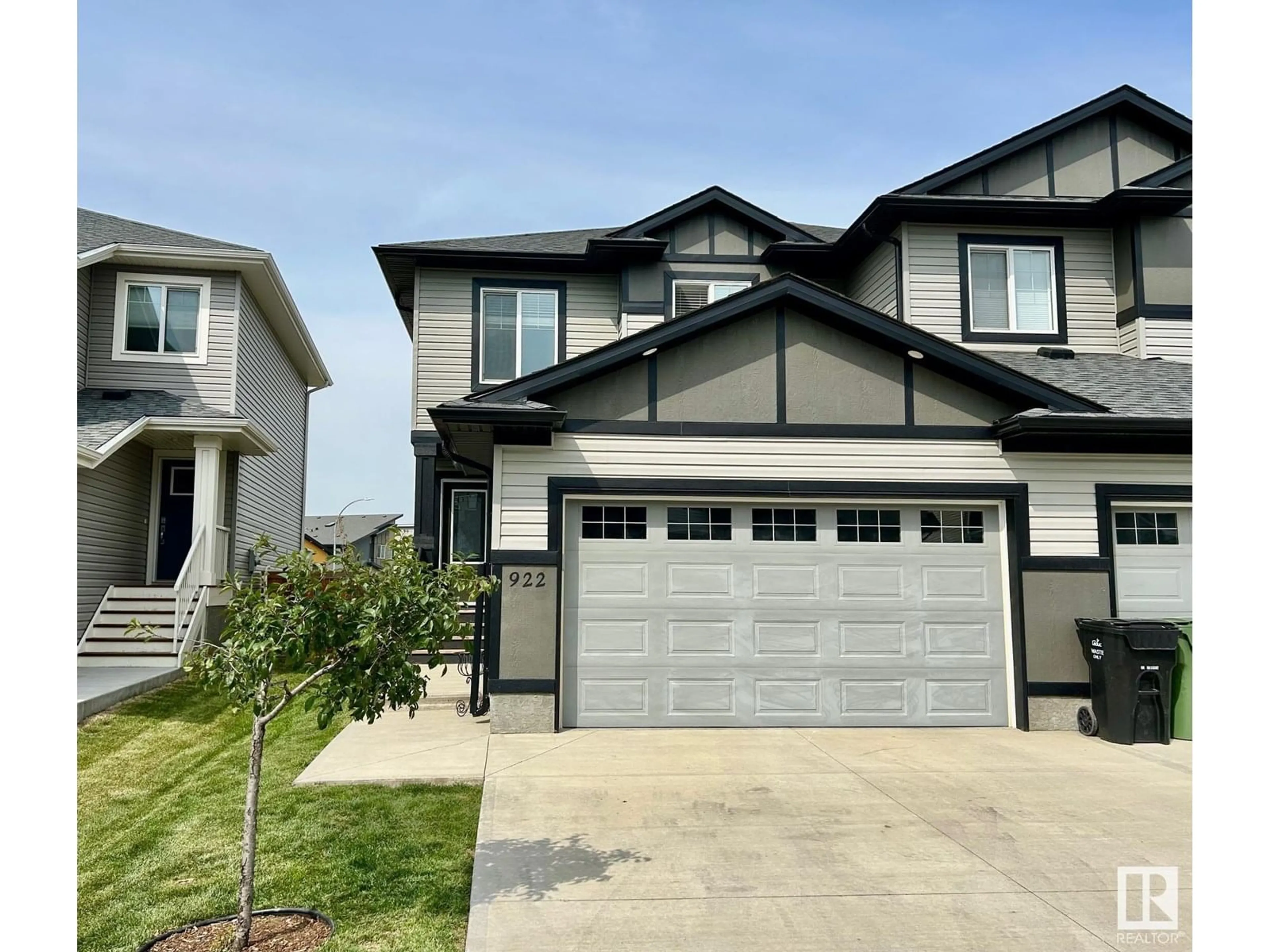 Home with vinyl exterior material, street for 922 MORRIS WY, Leduc Alberta T9E1E9