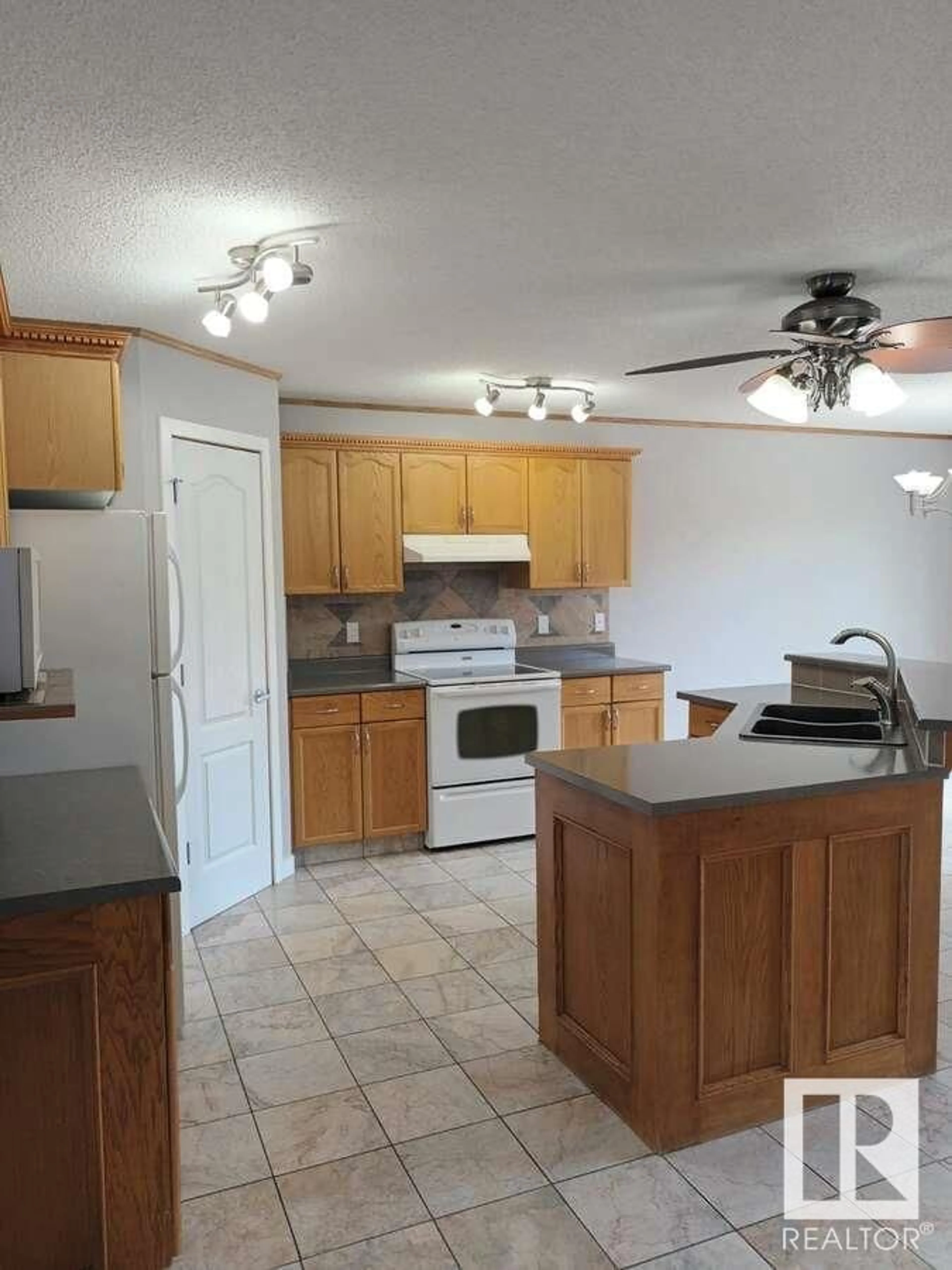 Standard kitchen, unknown for 806 HIGHWOOD BV, Devon Alberta T9G2G6