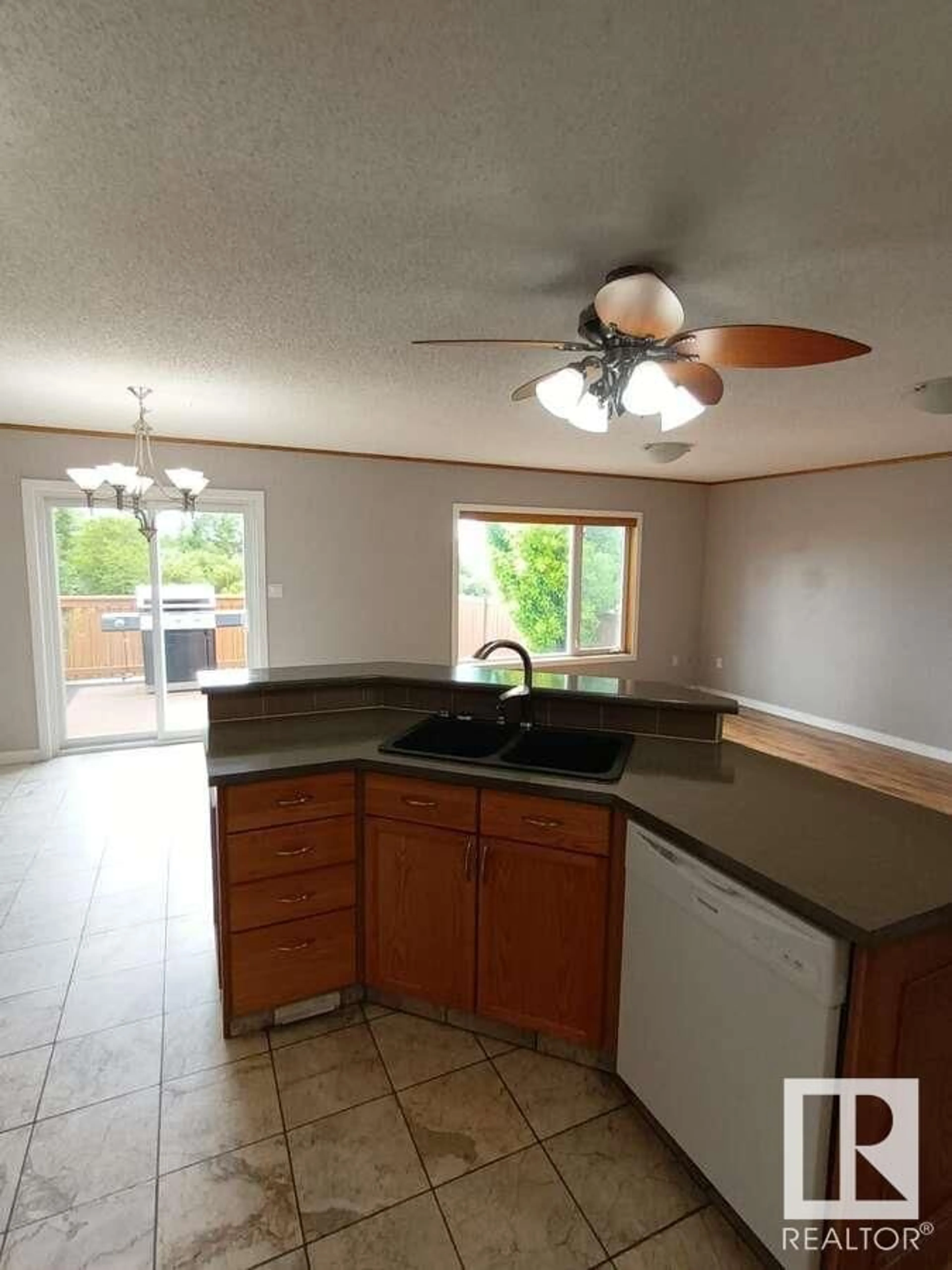 Standard kitchen, unknown for 806 HIGHWOOD BV, Devon Alberta T9G2G6