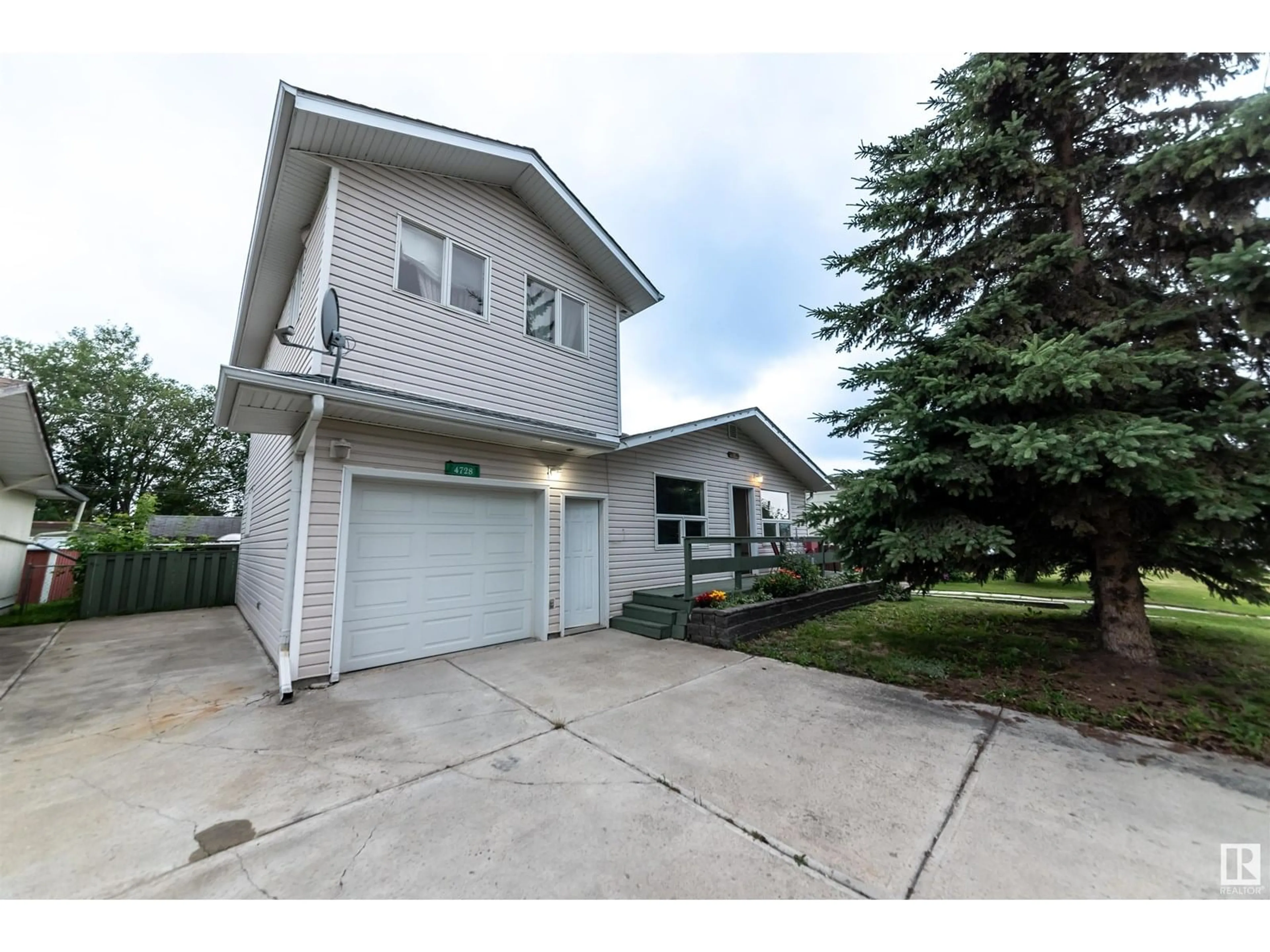 Home with vinyl exterior material, street for 4728 48 ST, Rural Lac Ste. Anne County Alberta T0E0A0
