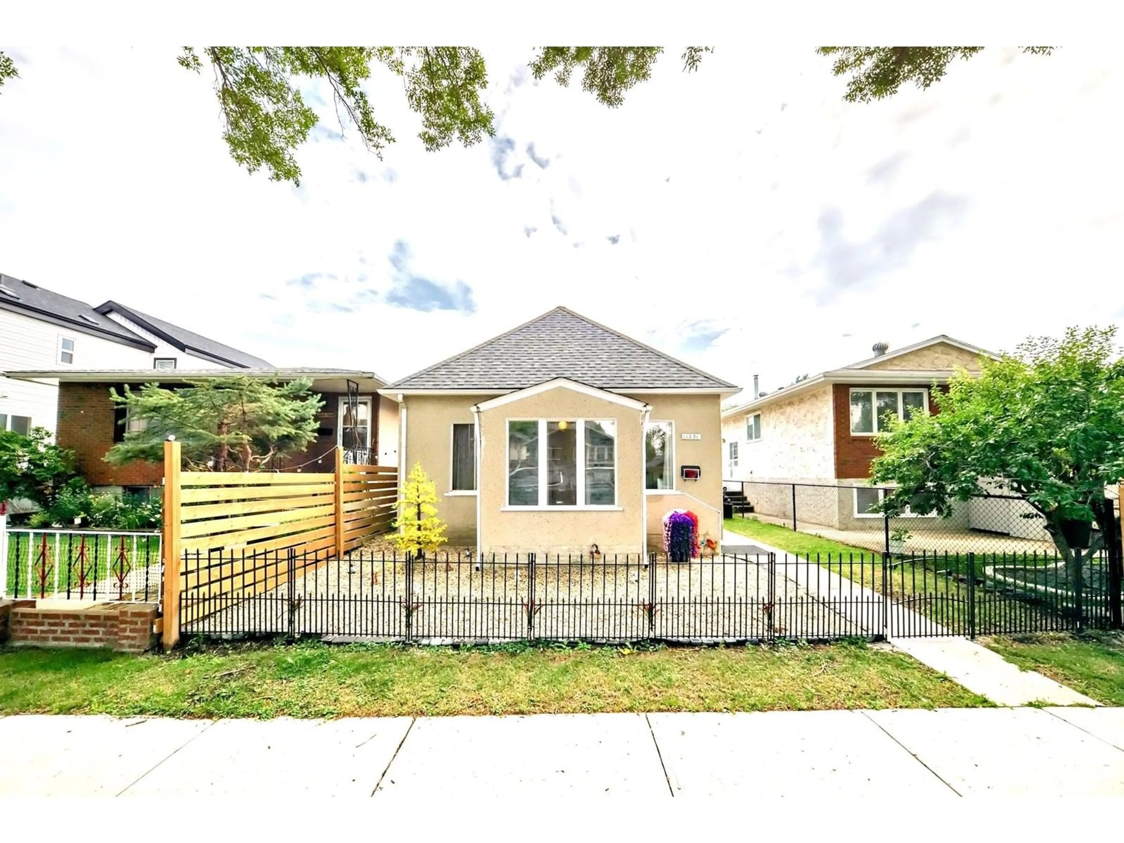 A pic from outside/outdoor area/front of a property/back of a property/a pic from drone, street for 11331 92 ST, Edmonton Alberta T5G0Z4