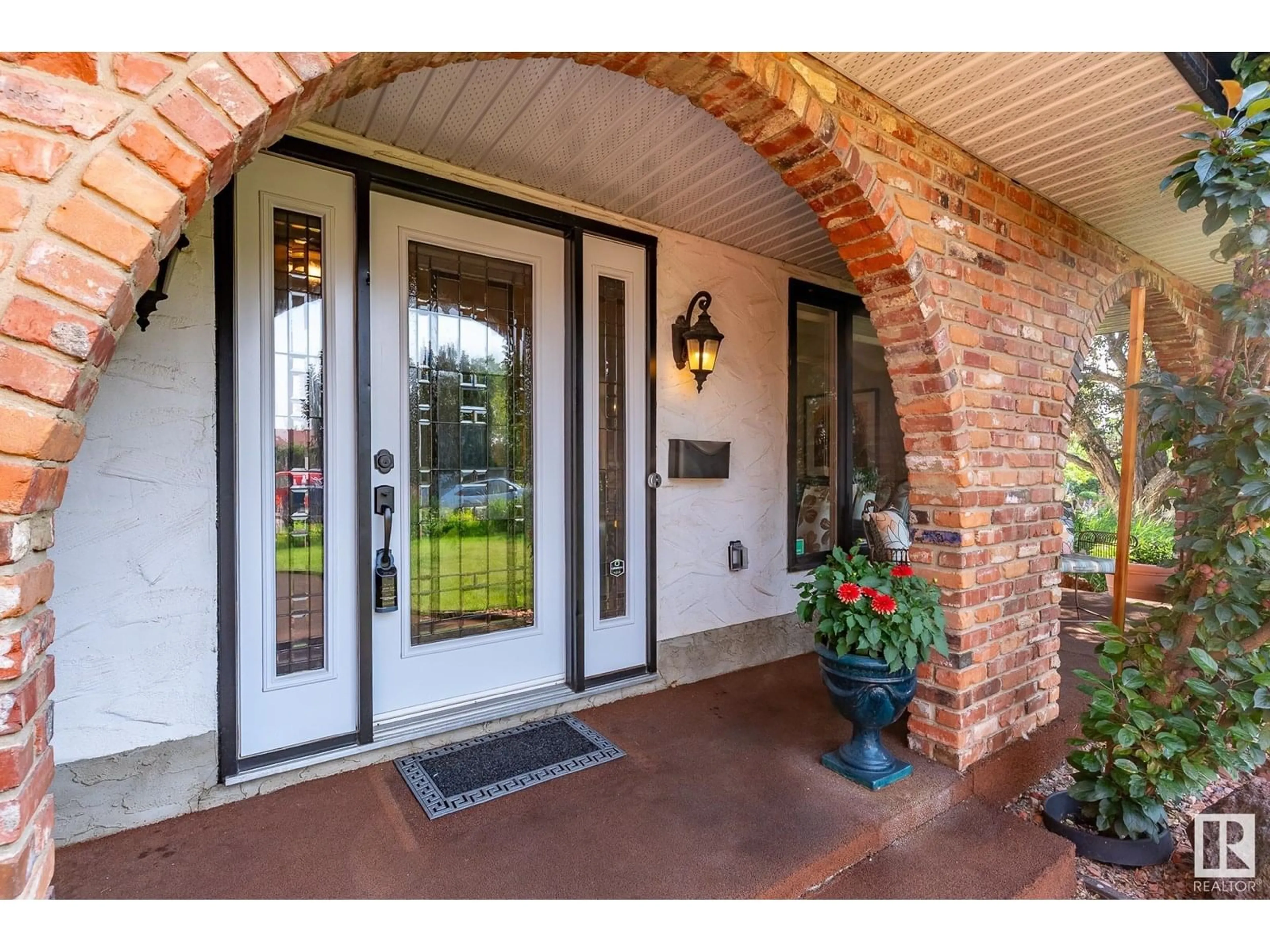 Indoor entryway for 14708 58 AV, Edmonton Alberta T6H4T2