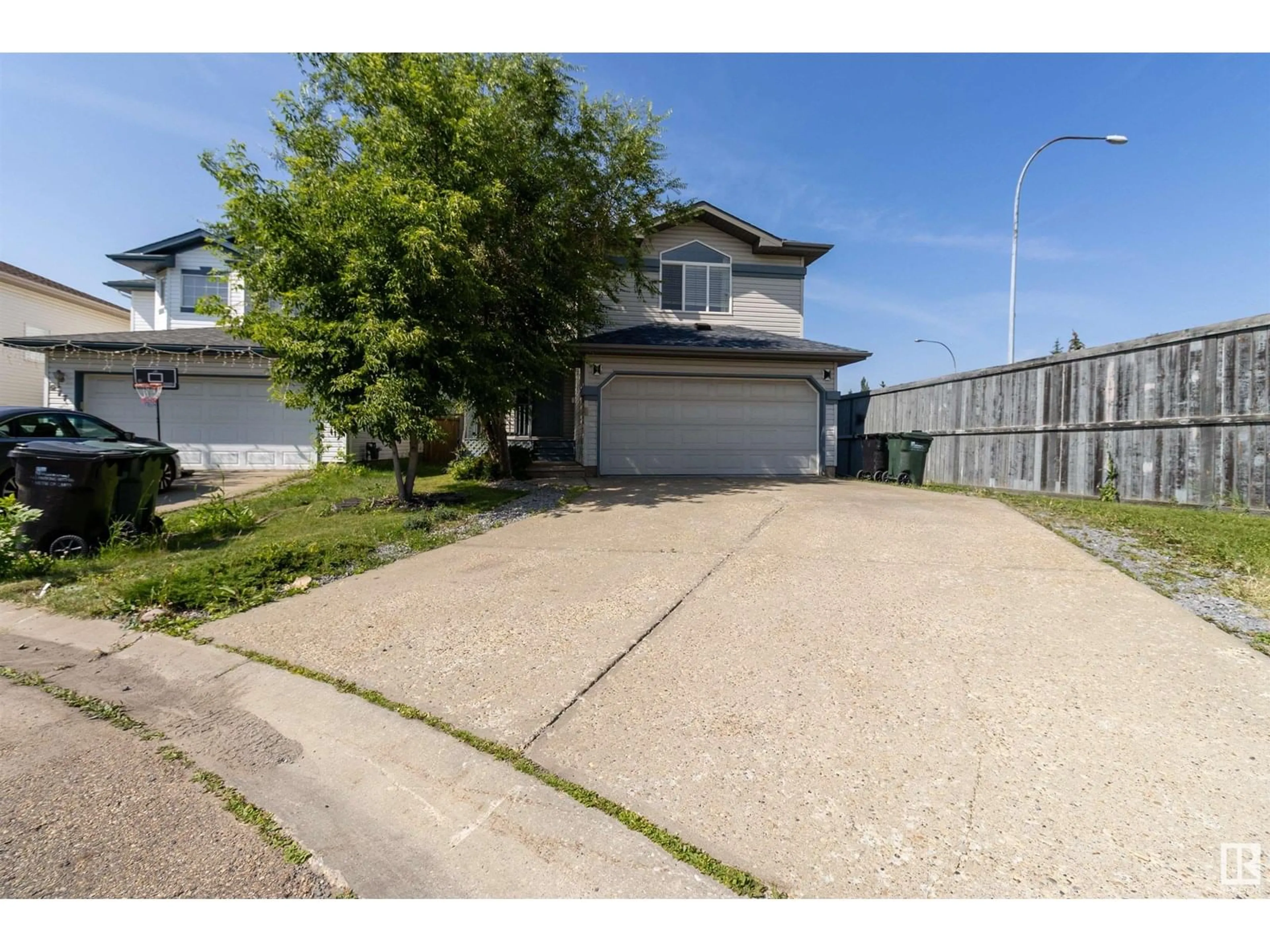 A pic from outside/outdoor area/front of a property/back of a property/a pic from drone, street for 281 FOXBORO PT, Sherwood Park Alberta T8A6C6