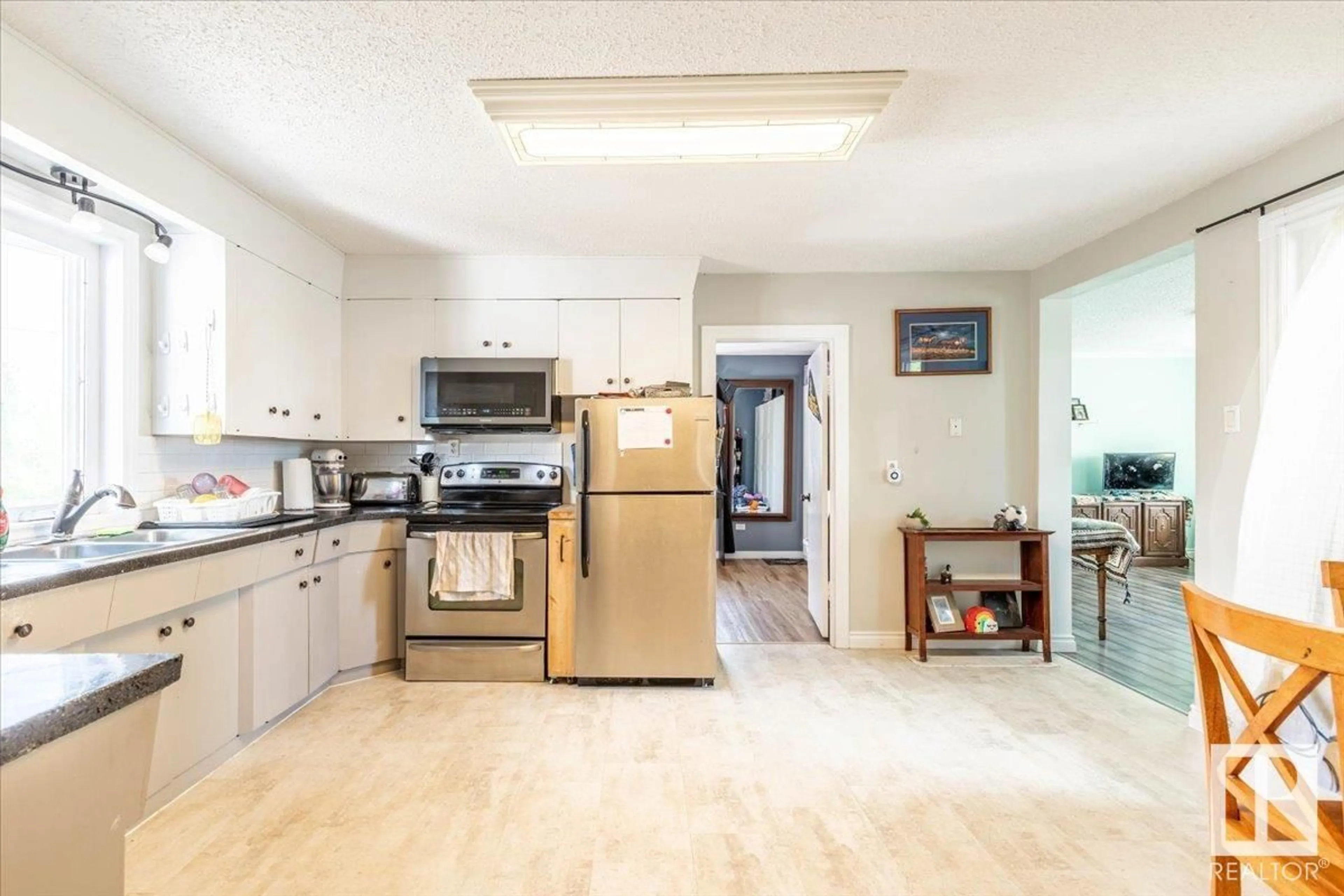 Open concept kitchen, ceramic/tile floor for 4718 48 AV, Thorsby Alberta T0C2P0