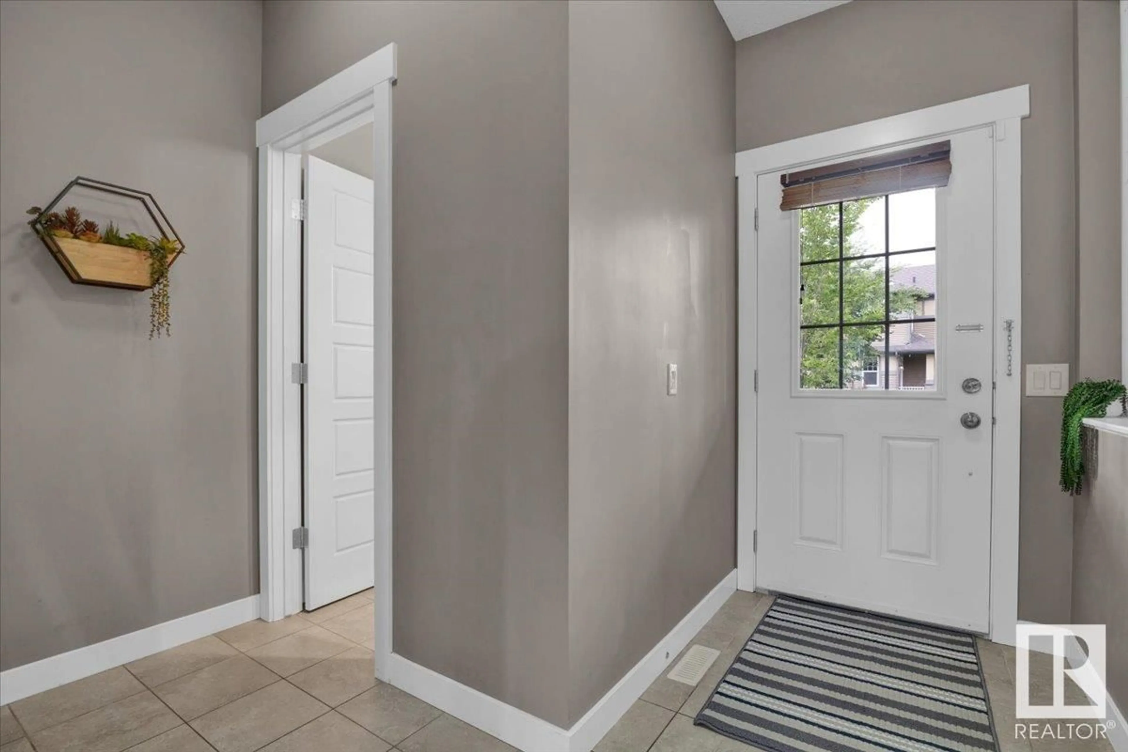 Indoor entryway for 532 ORCHARDS BLVD, Edmonton Alberta T6X2B7