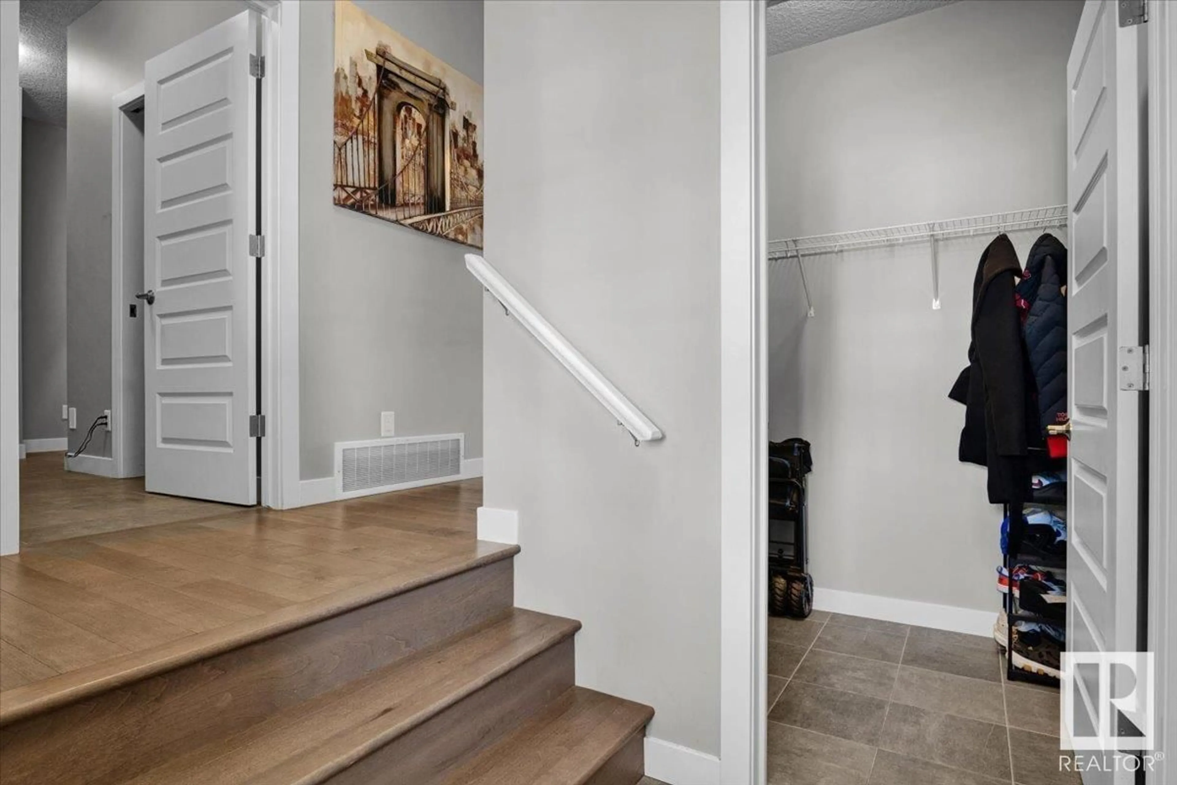 Indoor entryway for 167 STURTZ BN, Leduc Alberta T9E1E3