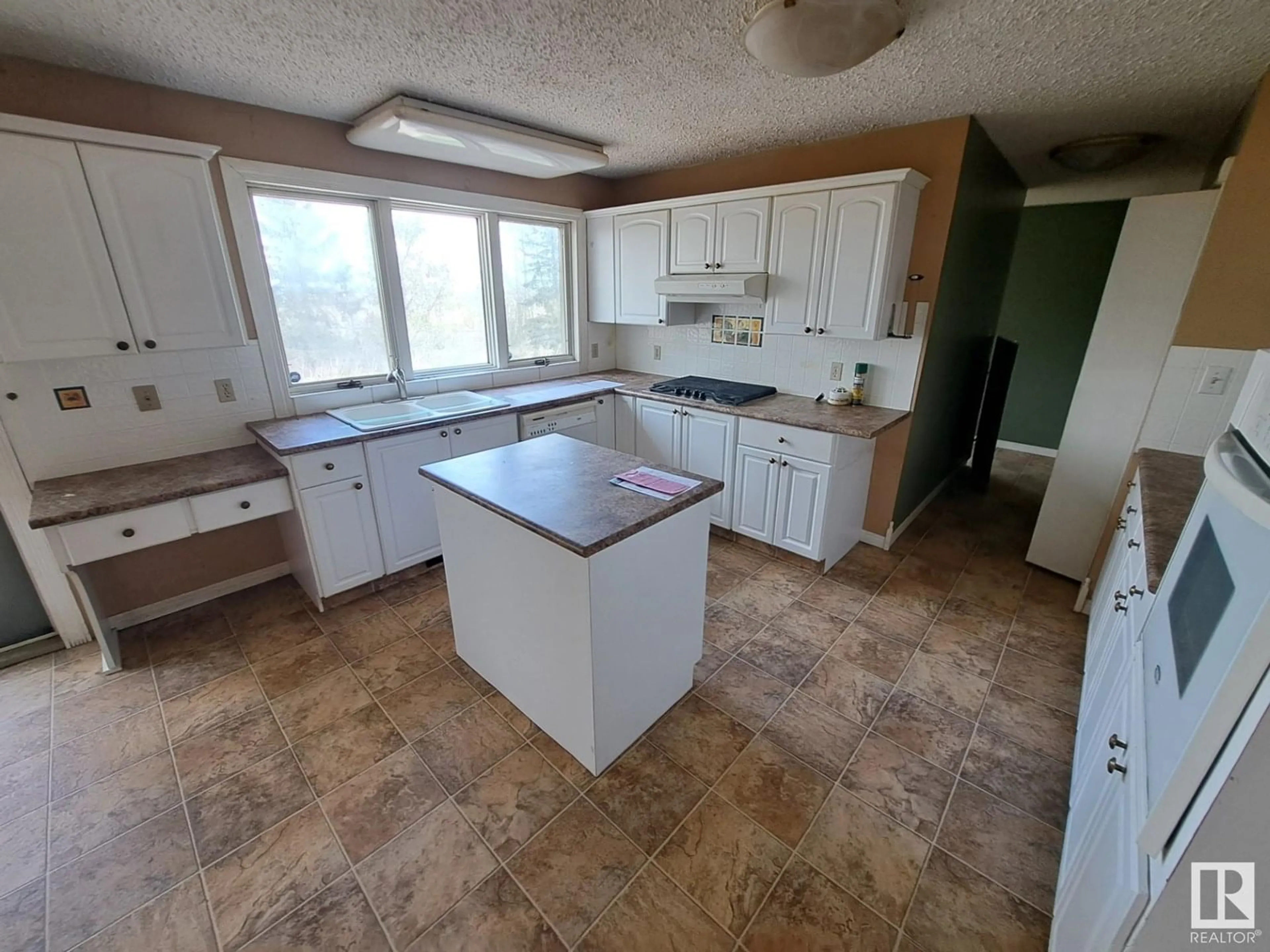 Open concept kitchen, ceramic/tile floor for 60003 RGE RD 251, Rural Westlock County Alberta T0G0P0