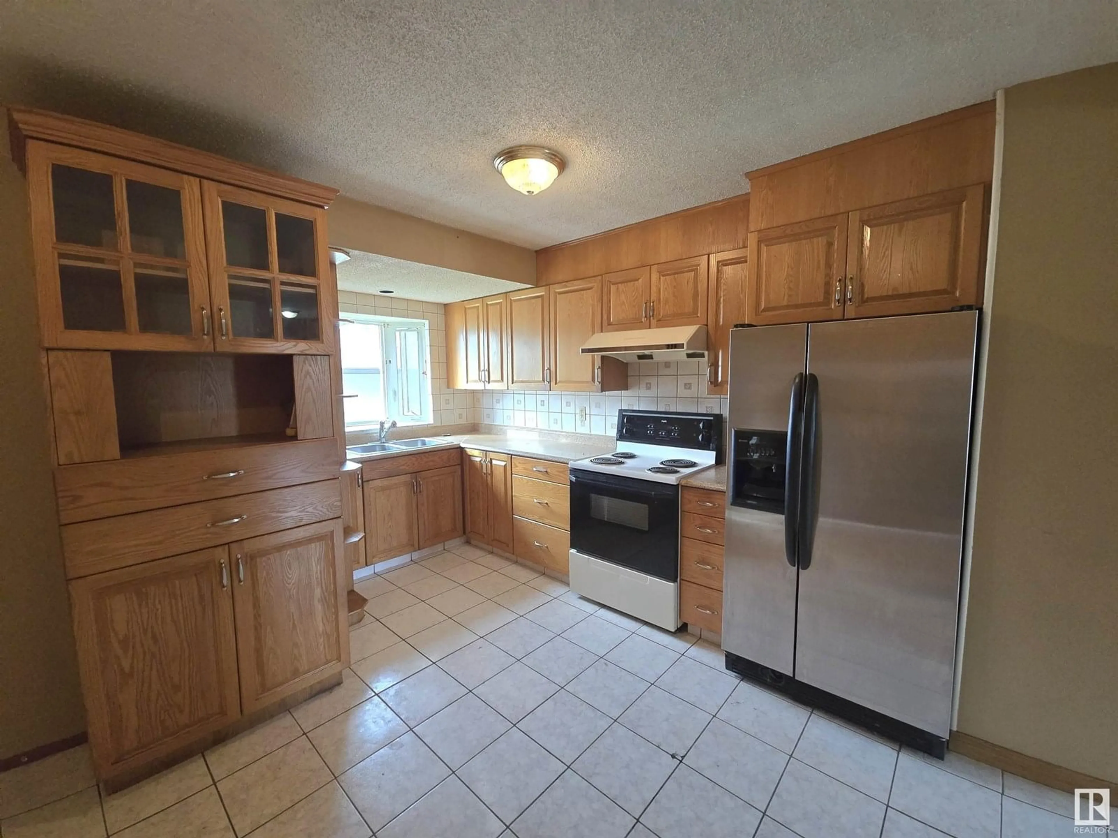 Standard kitchen, ceramic/tile floor for 48 STEELE CR, Edmonton Alberta T5A1G3