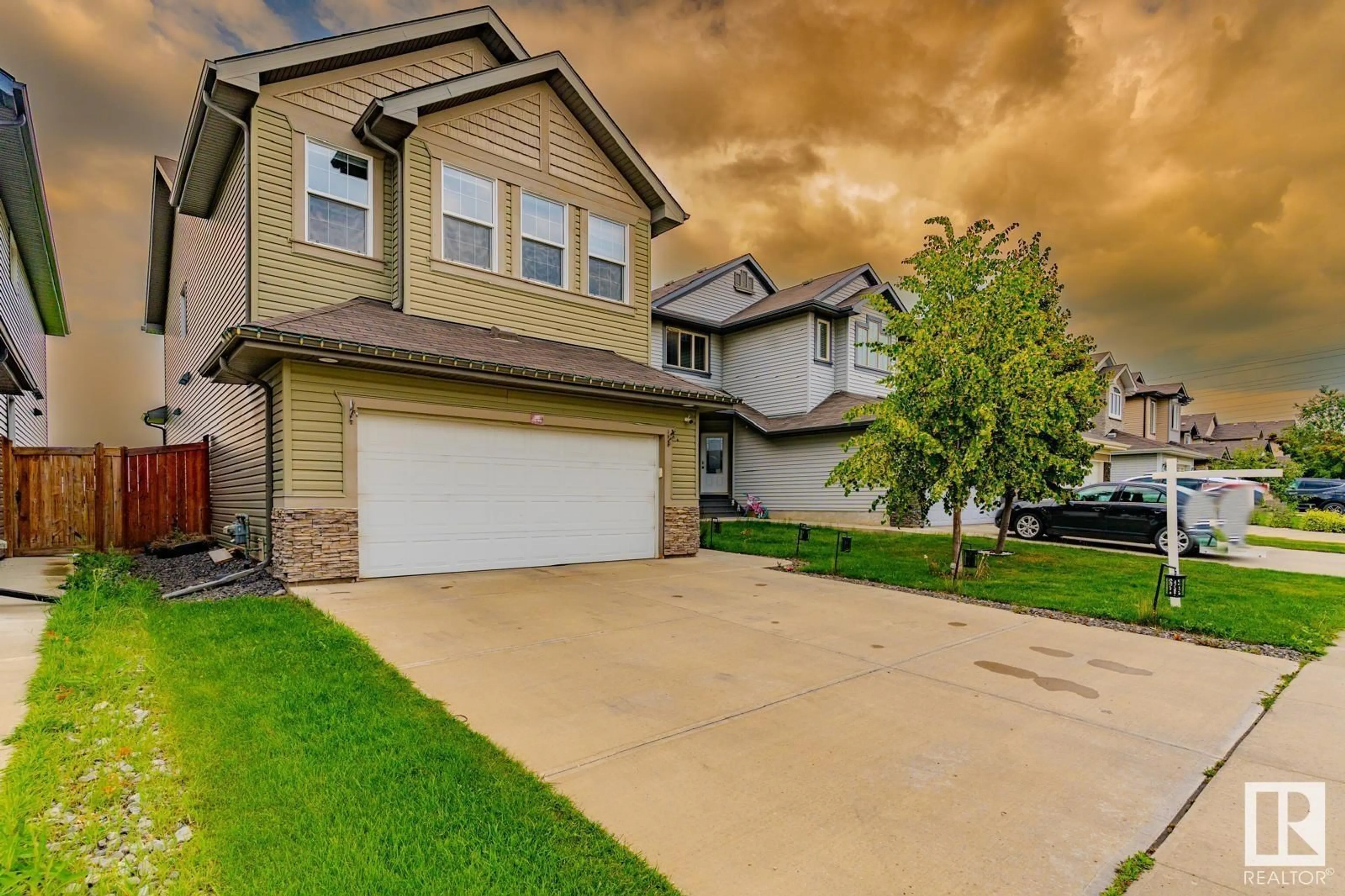 Home with vinyl exterior material, street for 2922 17A AVENUE, Edmonton Alberta T6T0R8