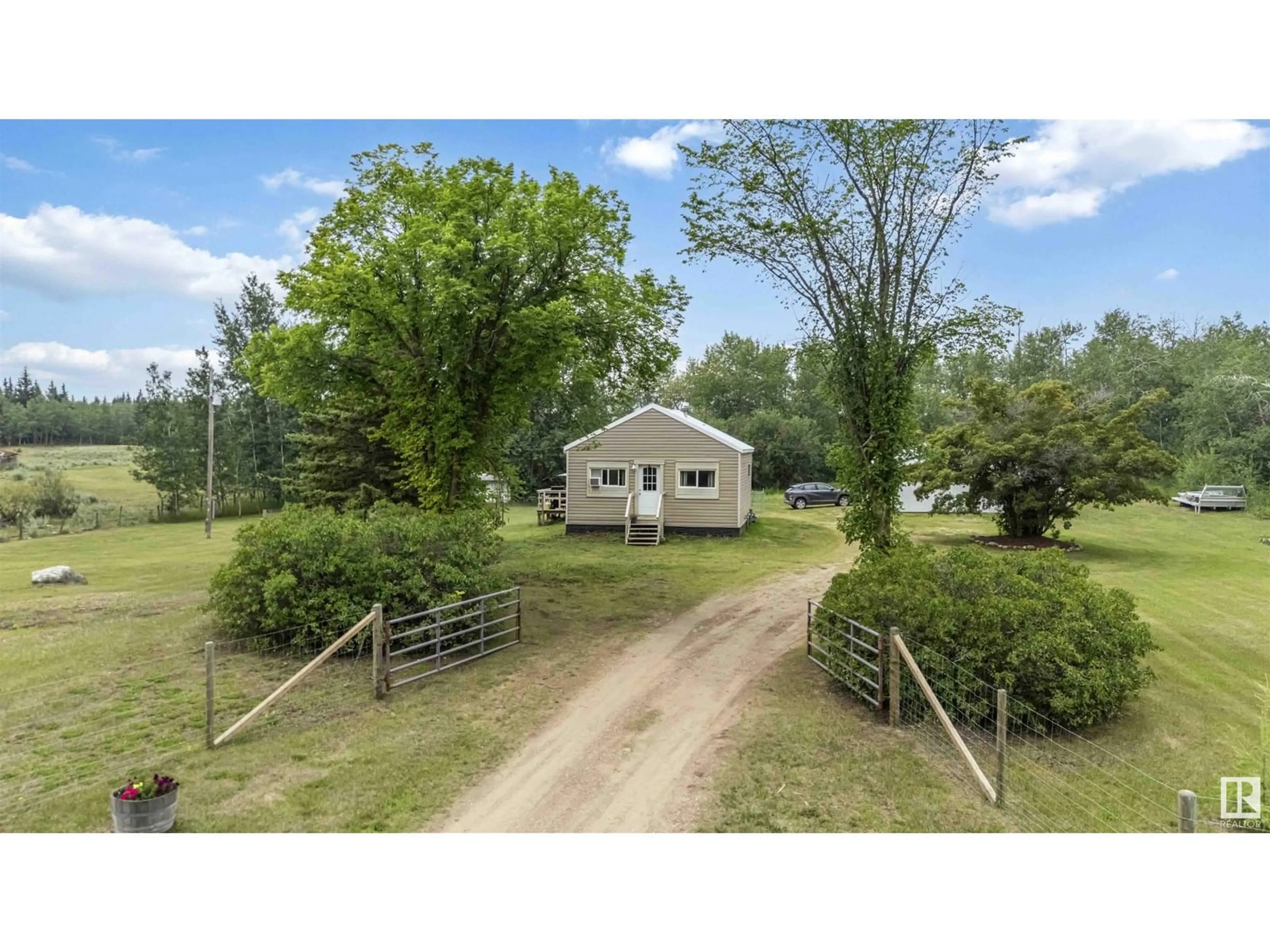 A pic from outside/outdoor area/front of a property/back of a property/a pic from drone, unknown for 57104 RGE RD 230, Rural Sturgeon County Alberta T0A1N4