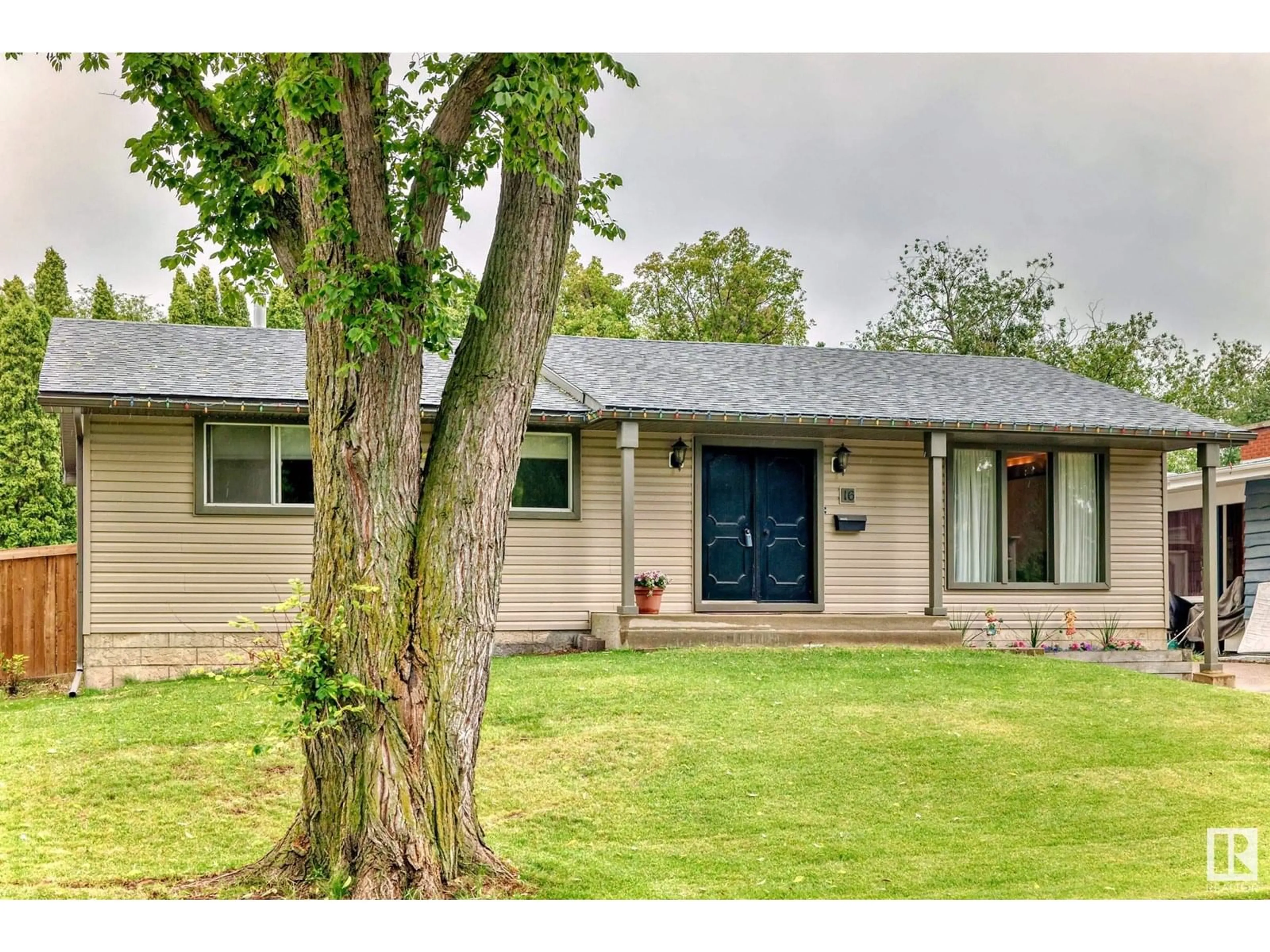 Home with vinyl exterior material, street for 16 MERRYVALE CR, Sherwood Park Alberta T8A0N3