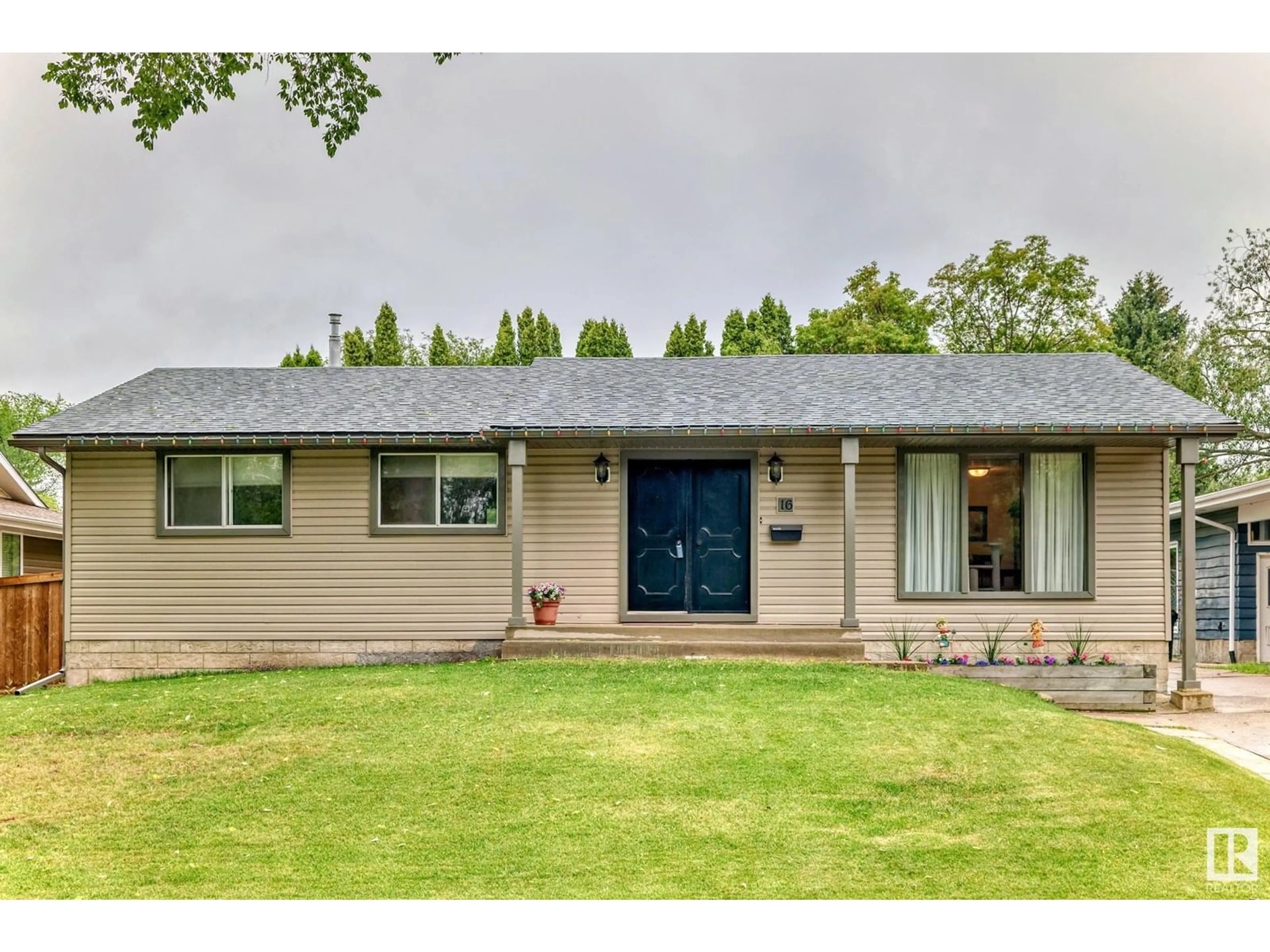Home with vinyl exterior material, street for 16 MERRYVALE CR, Sherwood Park Alberta T8A0N3