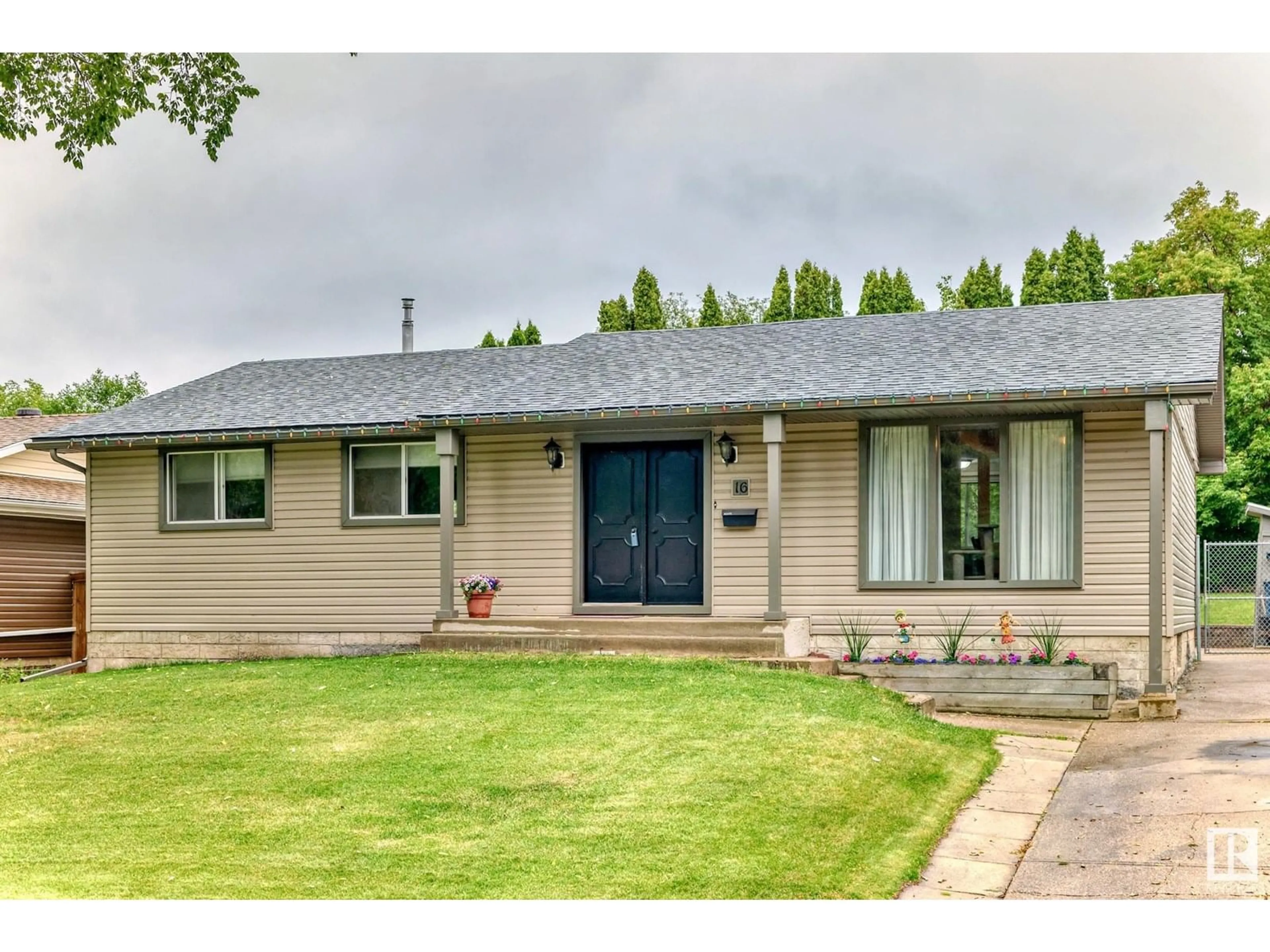 Home with vinyl exterior material, street for 16 MERRYVALE CR, Sherwood Park Alberta T8A0N3