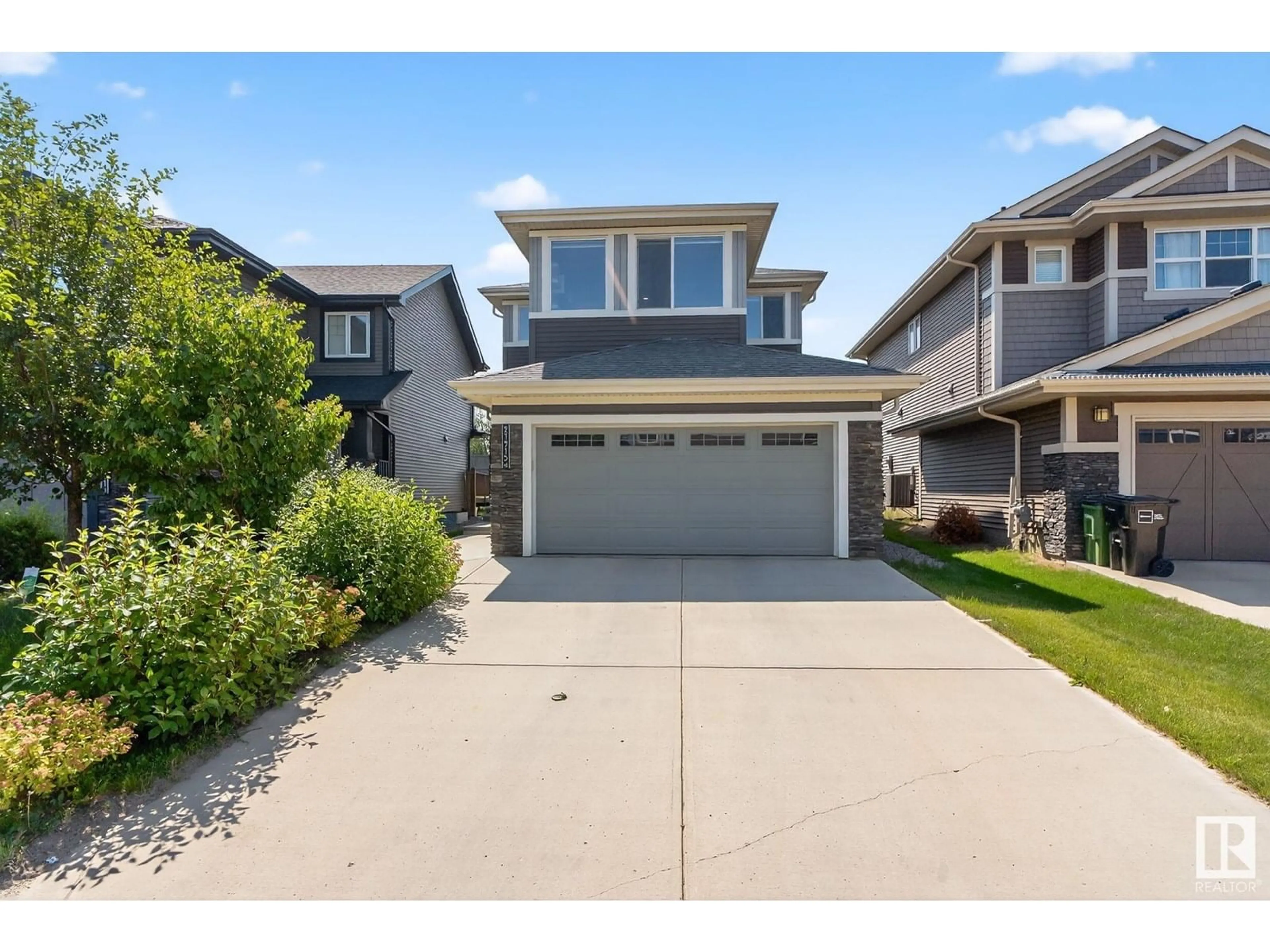 Home with vinyl exterior material, street for 21915 80 AV, Edmonton Alberta T5T4S2