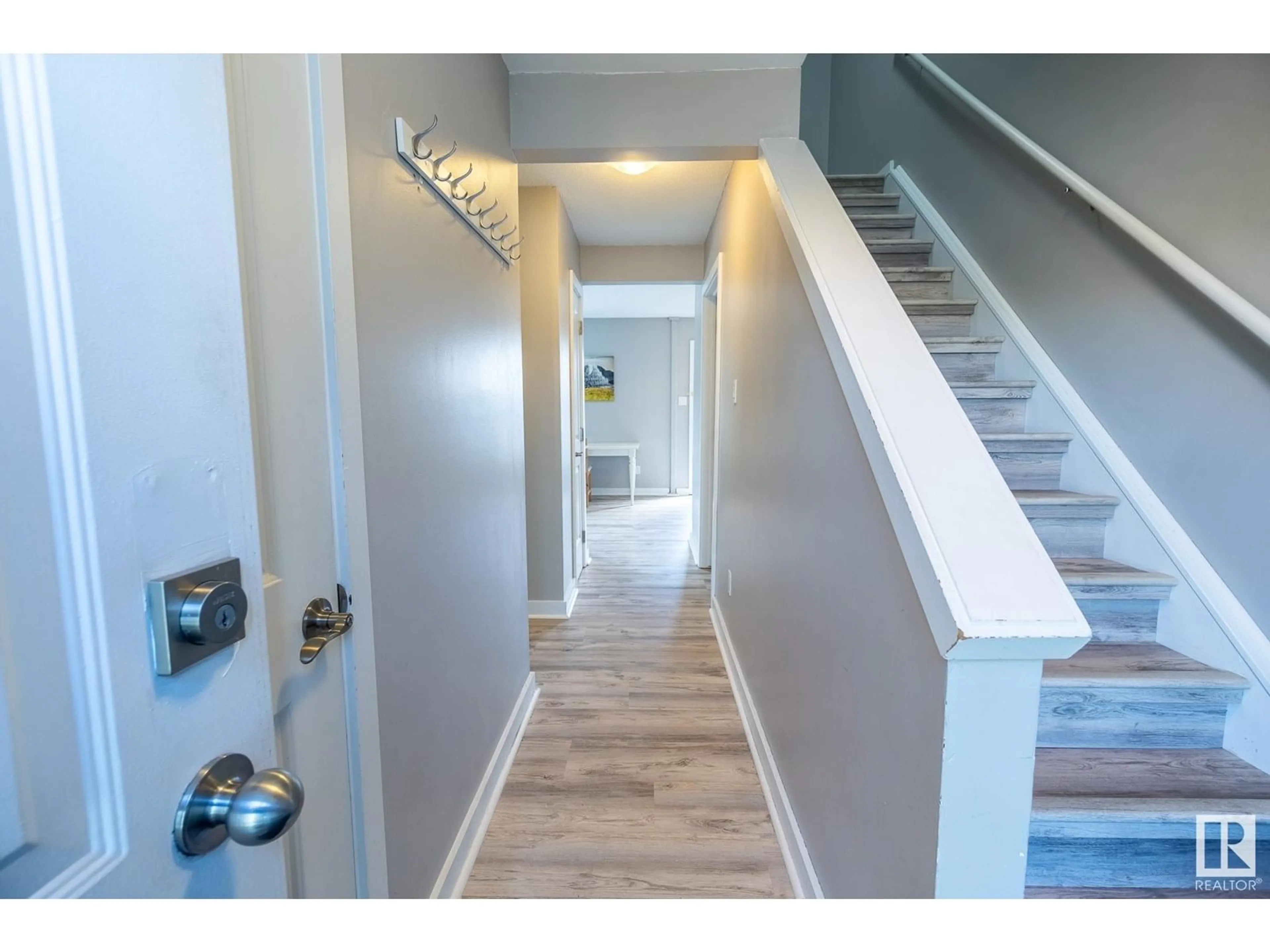 Indoor entryway for 211 DICKINSFIELD CO, Edmonton Alberta T5E5V8