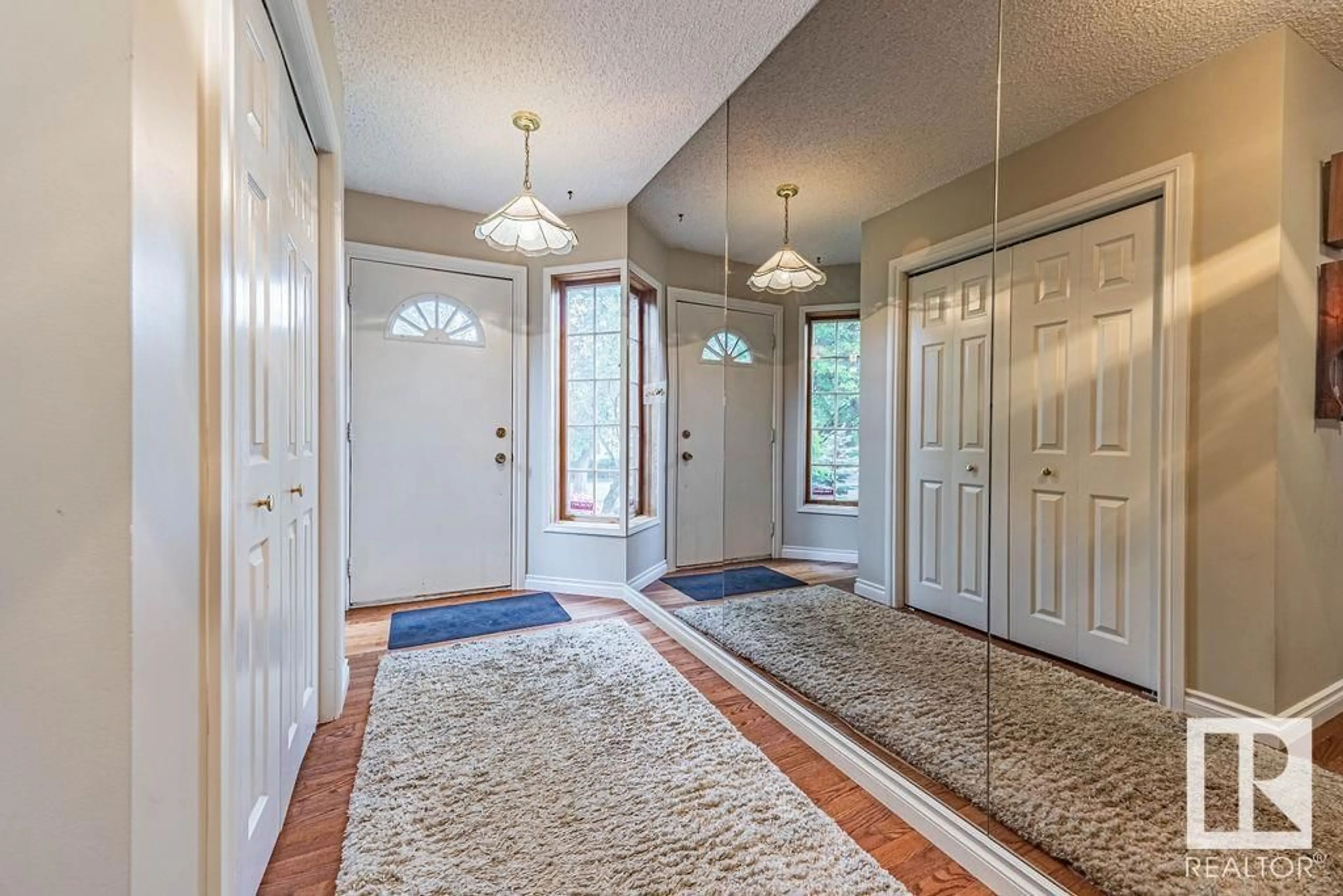 Indoor entryway for 11132 65 ST, Edmonton Alberta T5W4K1