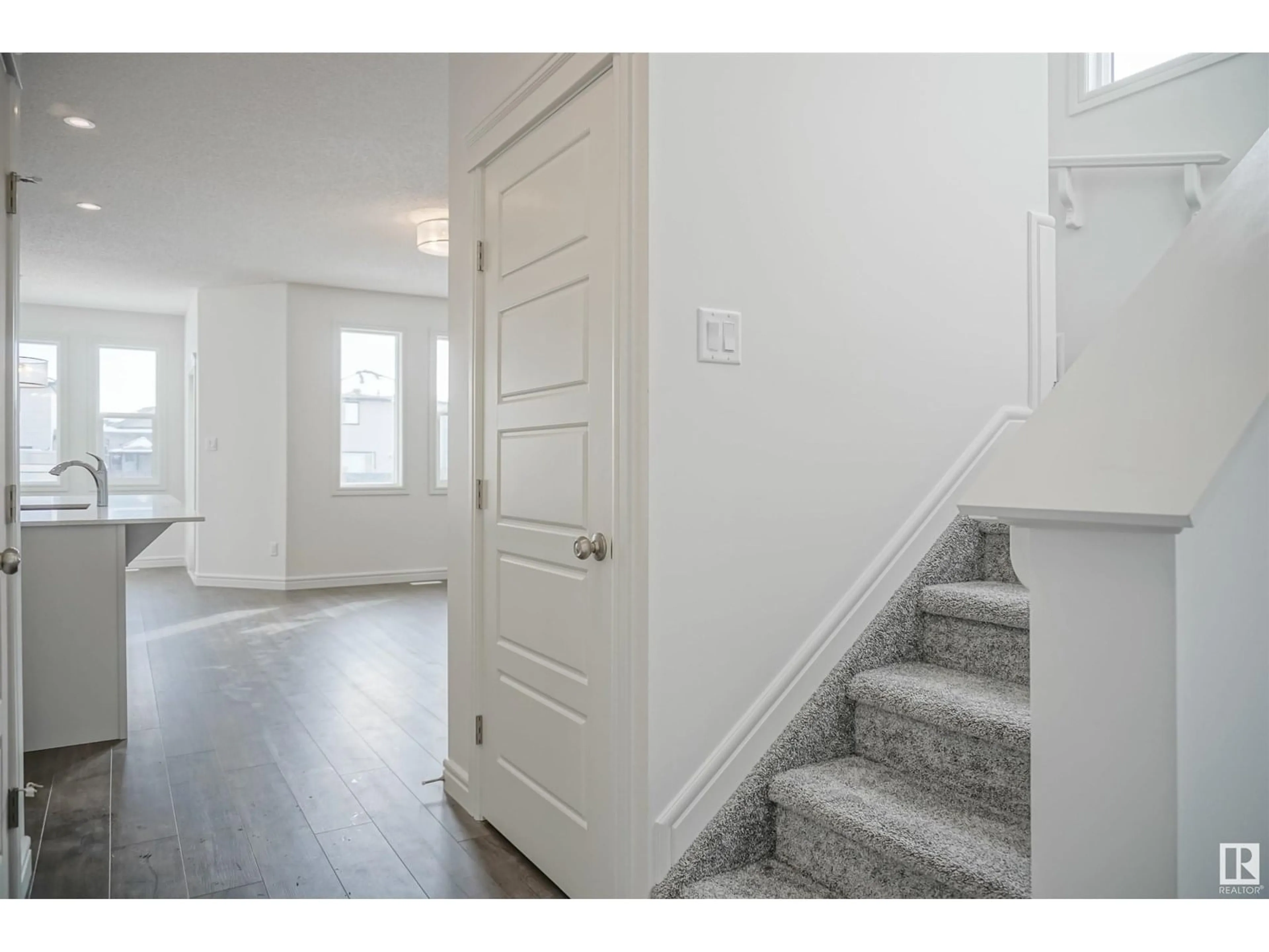 Indoor entryway for 1182 SOUTH CREEK WD, Stony Plain Alberta T7Z2Z1