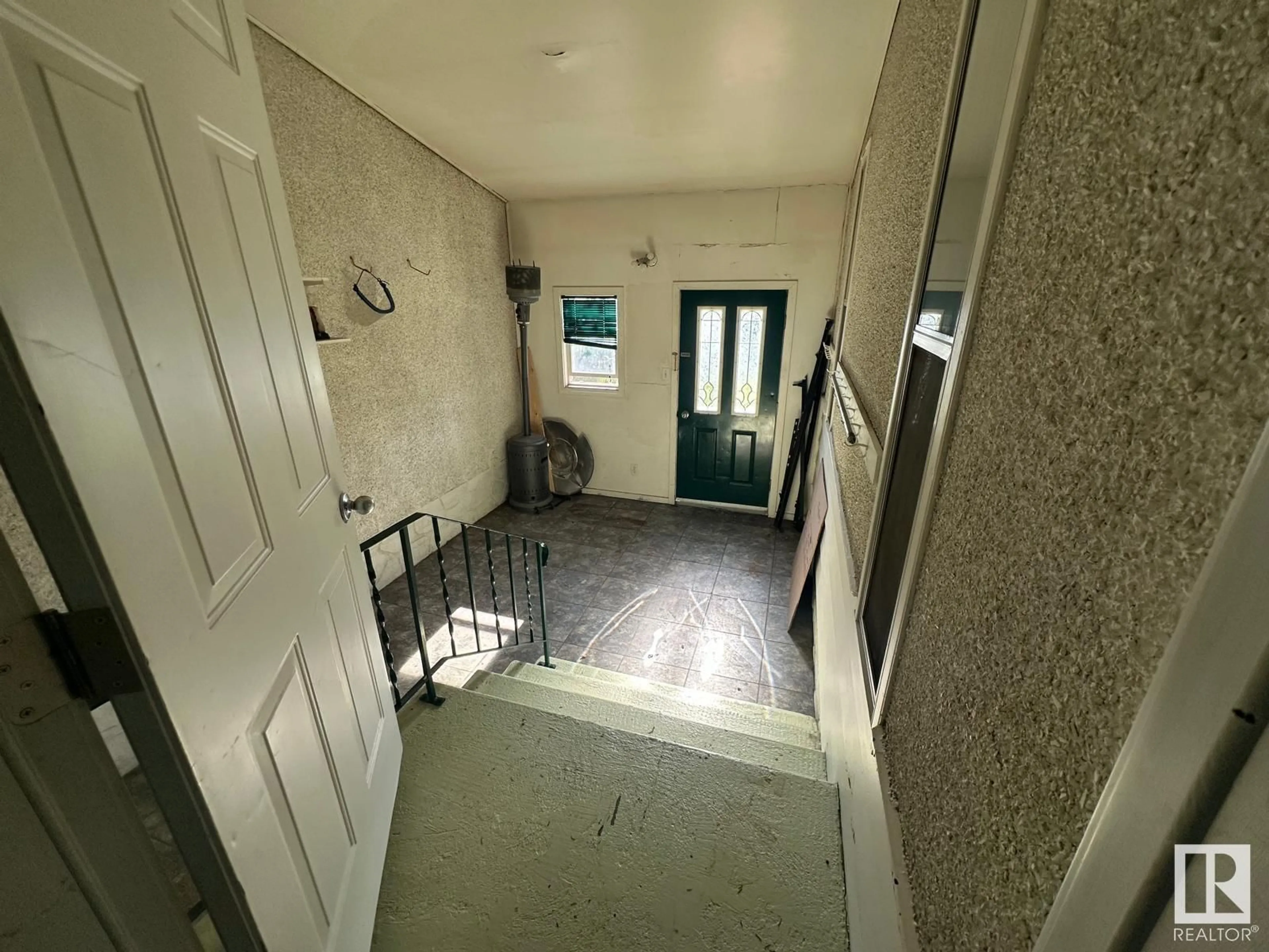 Indoor foyer for NW - 15831 83 AV, Edmonton Alberta T5R3T8