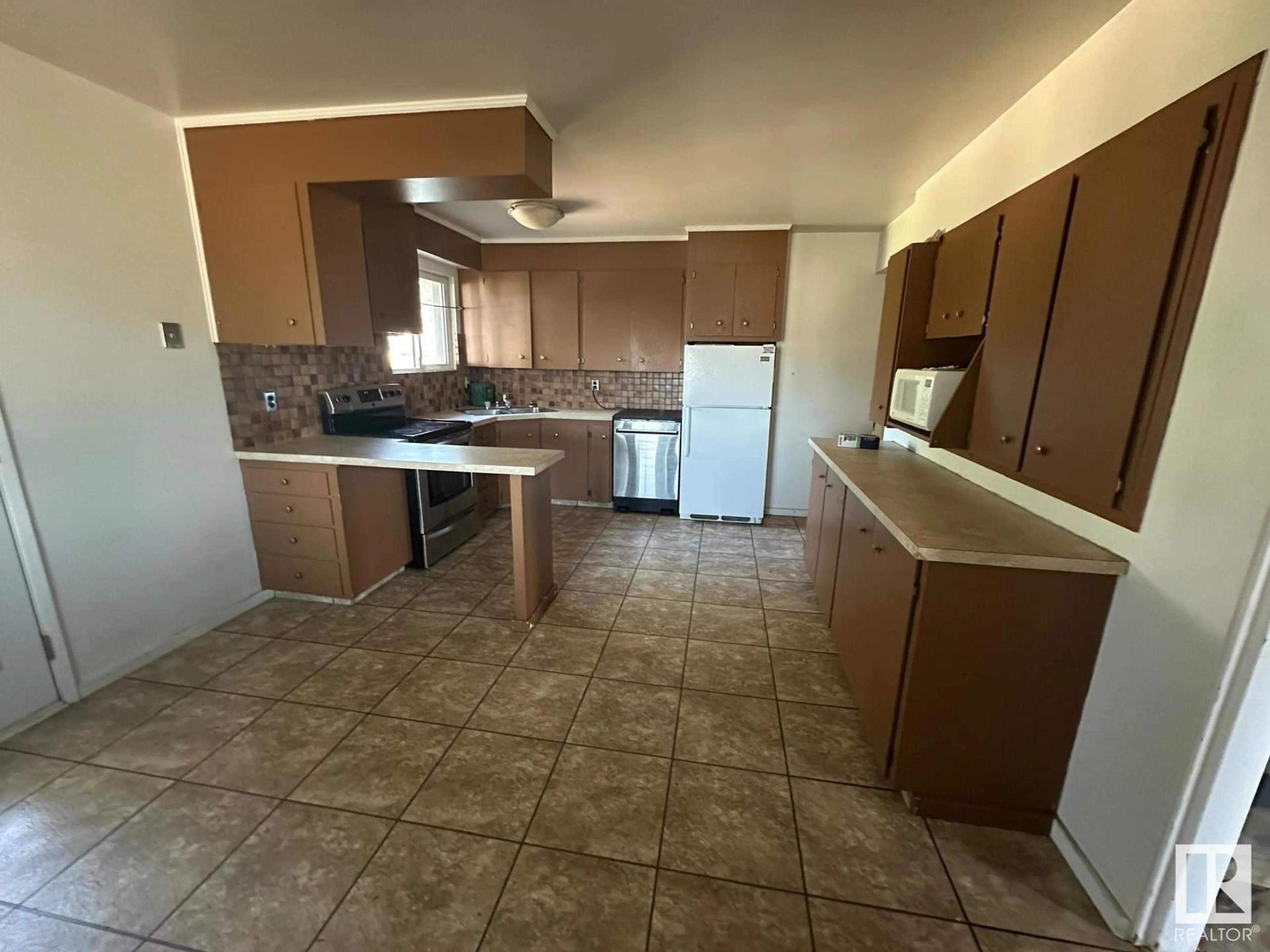 Standard kitchen, ceramic/tile floor for NW - 15831 83 AV, Edmonton Alberta T5R3T8