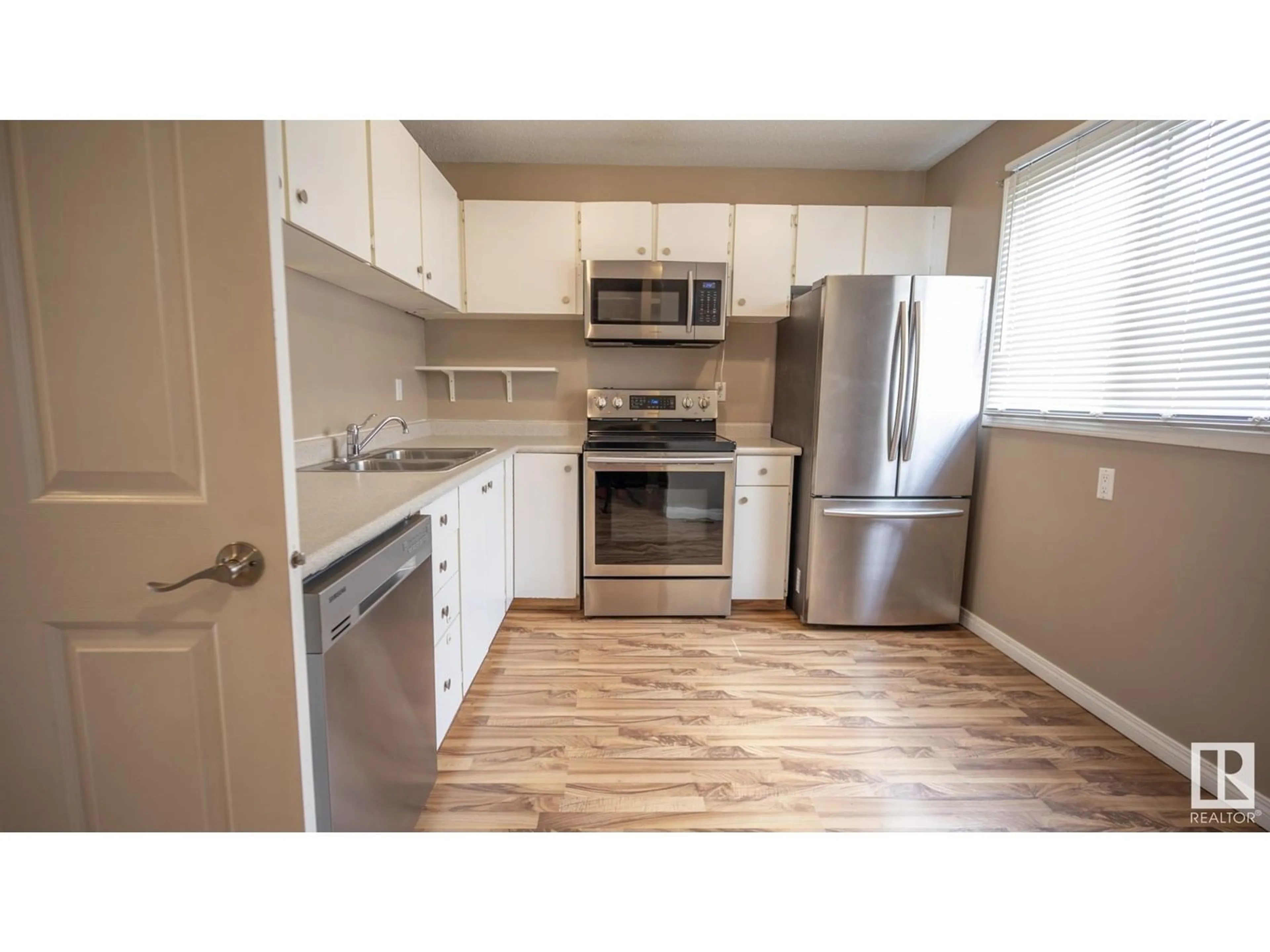 Standard kitchen, wood/laminate floor for 18048 93 AV NW, Edmonton Alberta T5T1Y1
