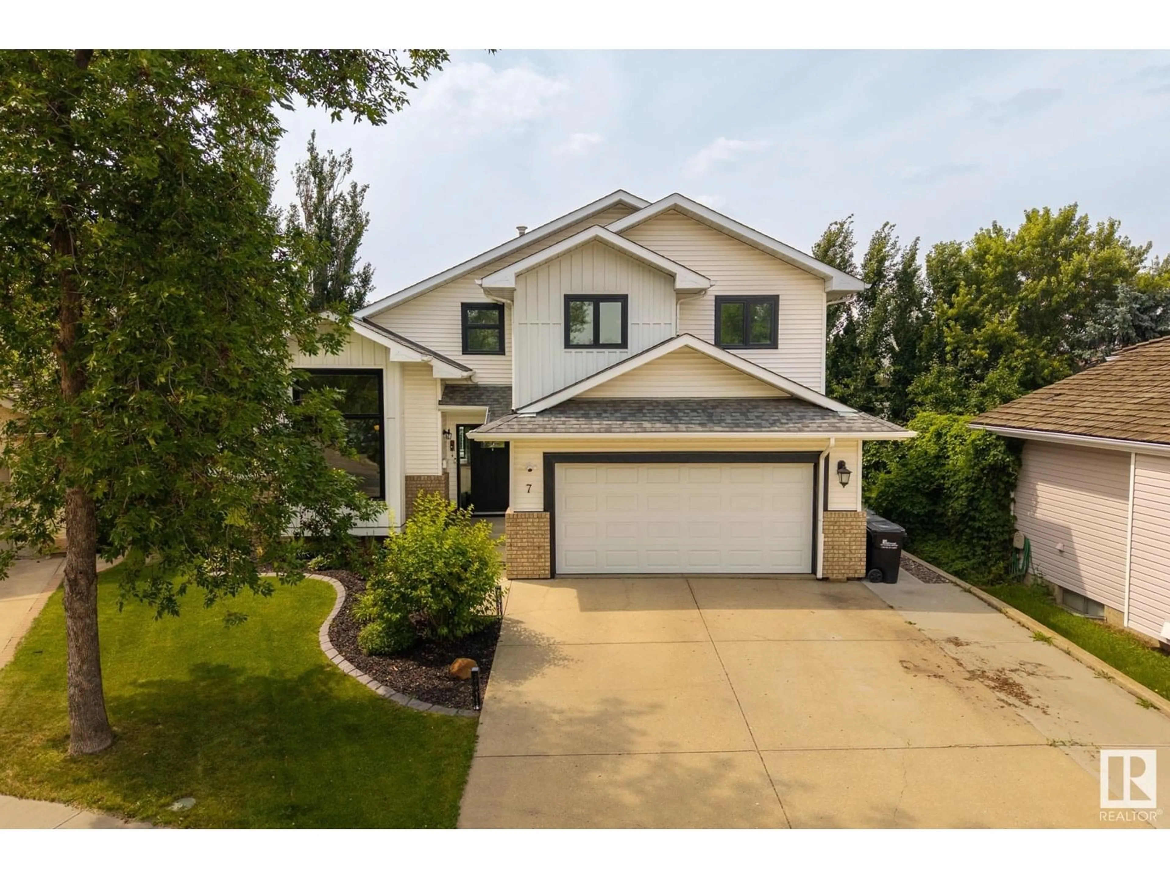 Home with vinyl exterior material, street for 7 CHARLTON RD, Sherwood Park Alberta T8H1P9