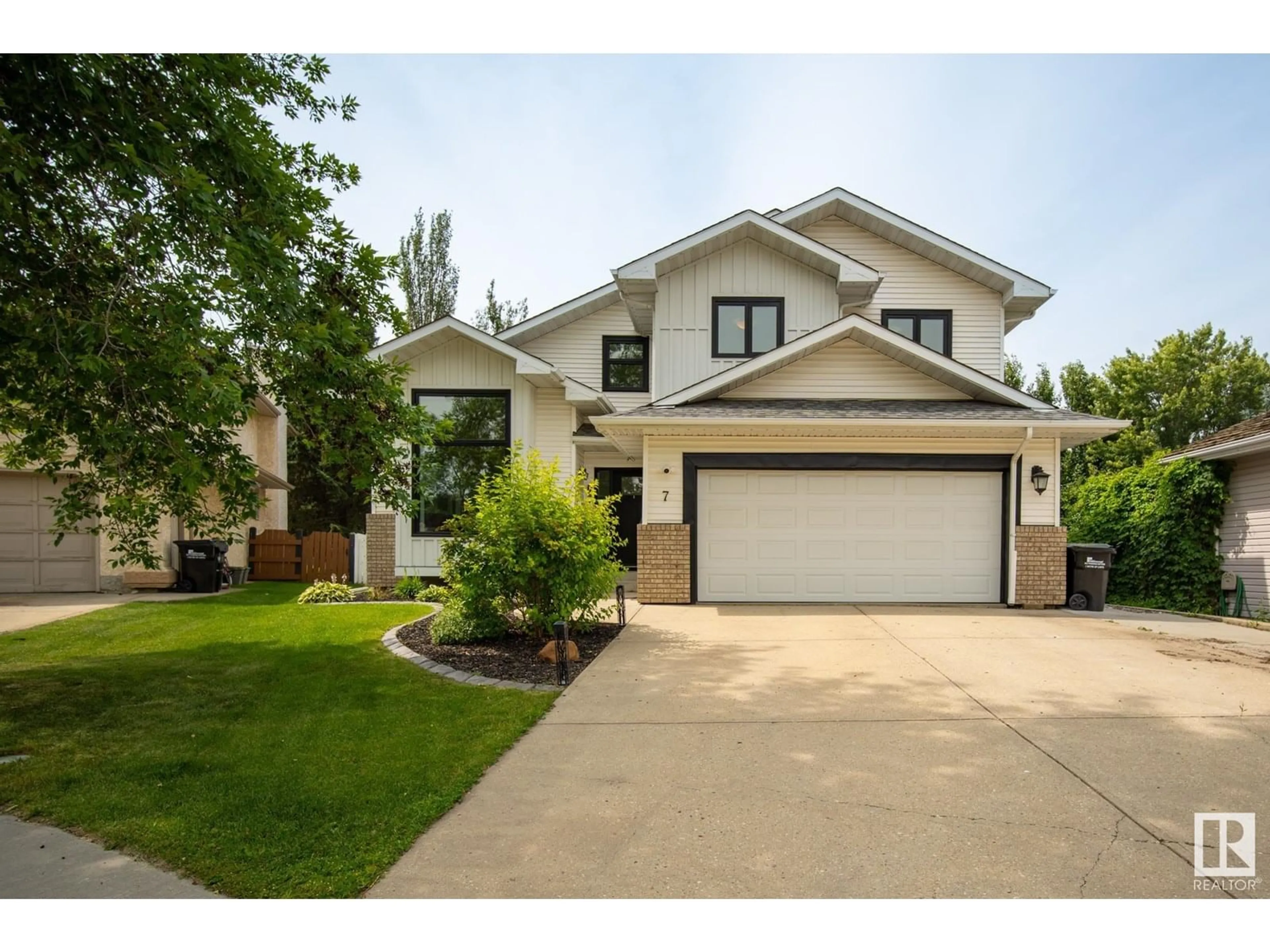 Home with vinyl exterior material, street for 7 CHARLTON RD, Sherwood Park Alberta T8H1P9