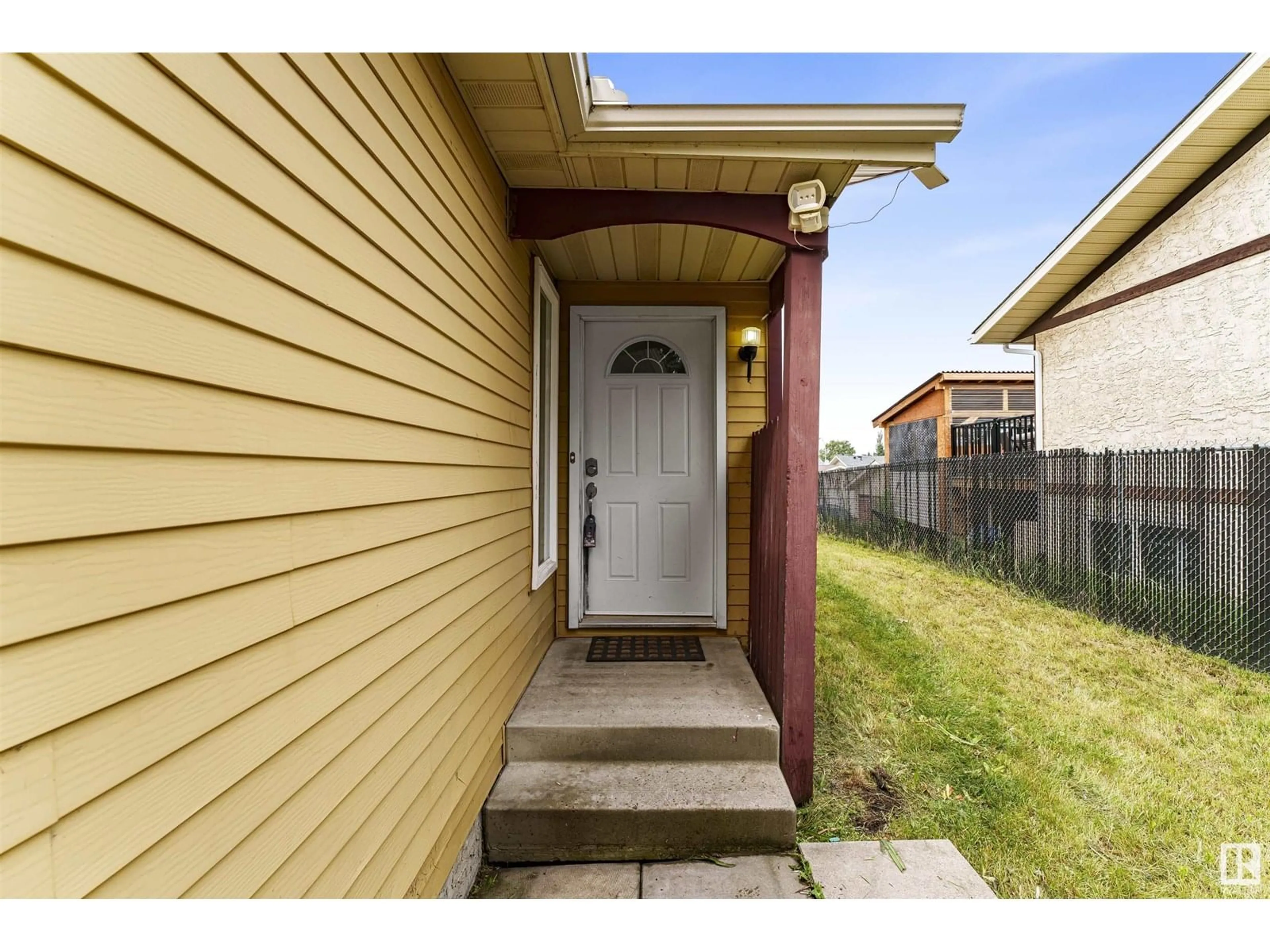 Indoor entryway for 1758 37 ST, Edmonton Alberta T6L2R3