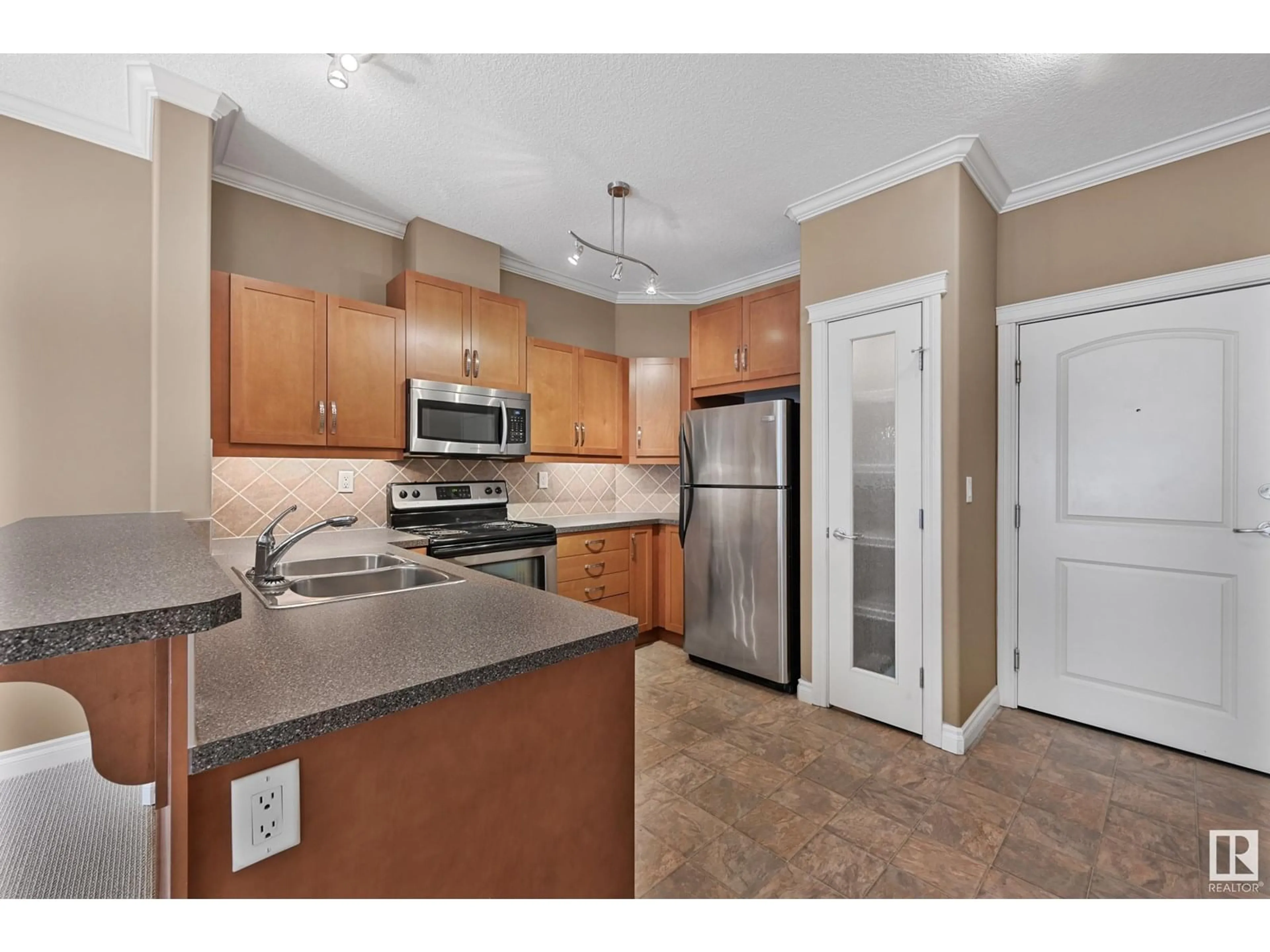 Standard kitchen, unknown for 319 10121 80 AV NW, Edmonton Alberta T6E0B9
