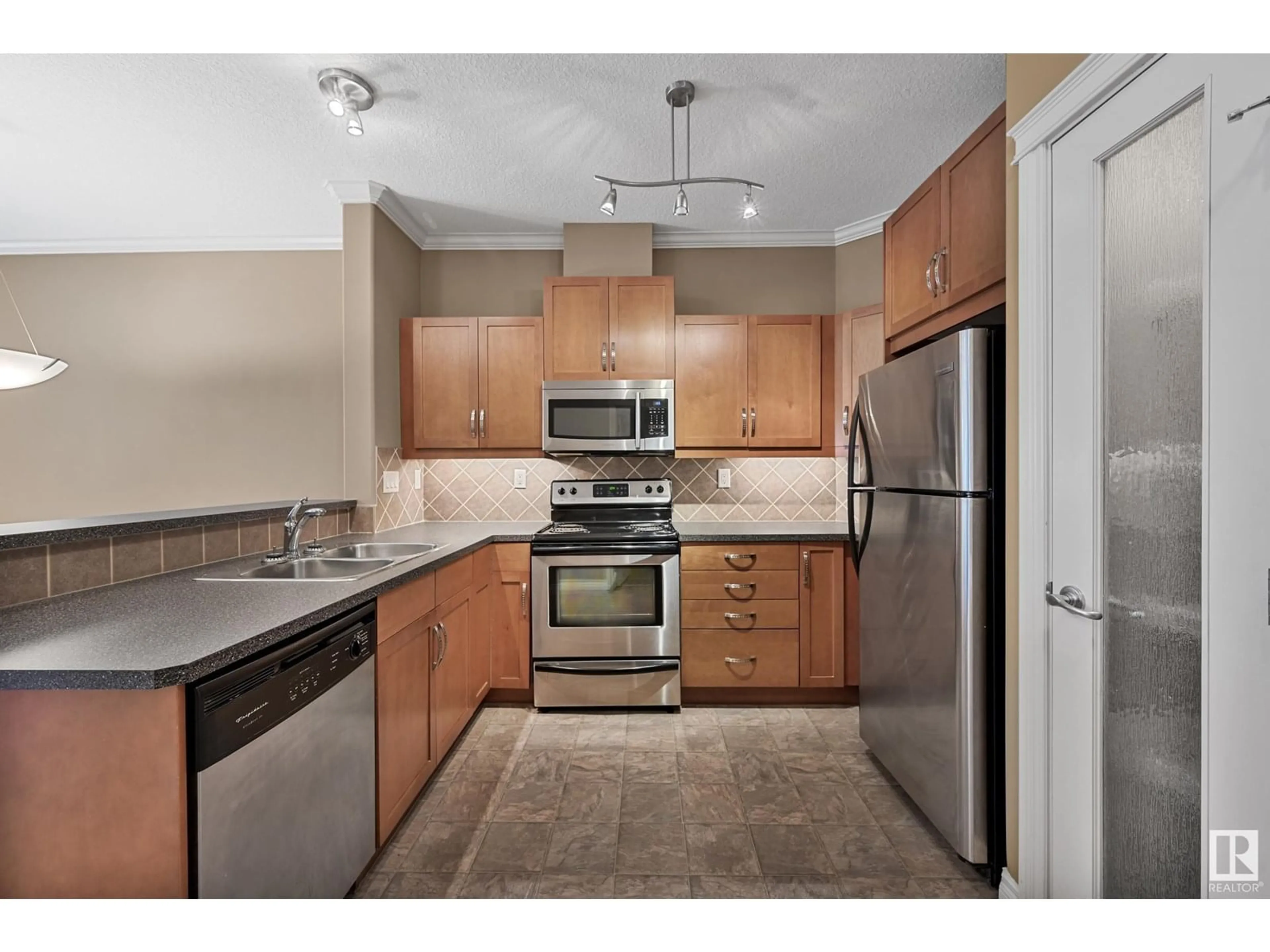Standard kitchen, unknown for 319 10121 80 AV NW, Edmonton Alberta T6E0B9