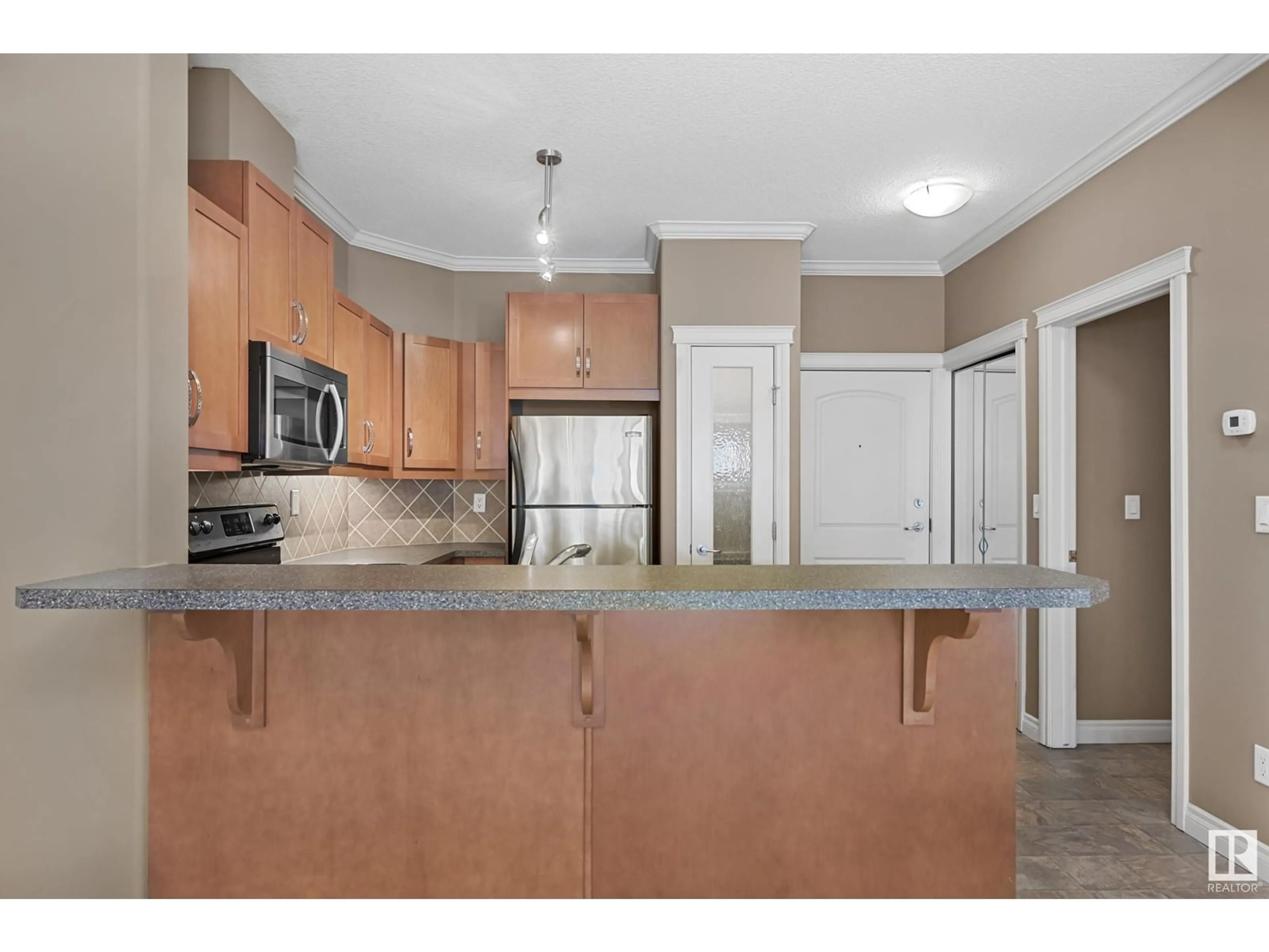 Standard kitchen, unknown for 319 10121 80 AV NW, Edmonton Alberta T6E0B9