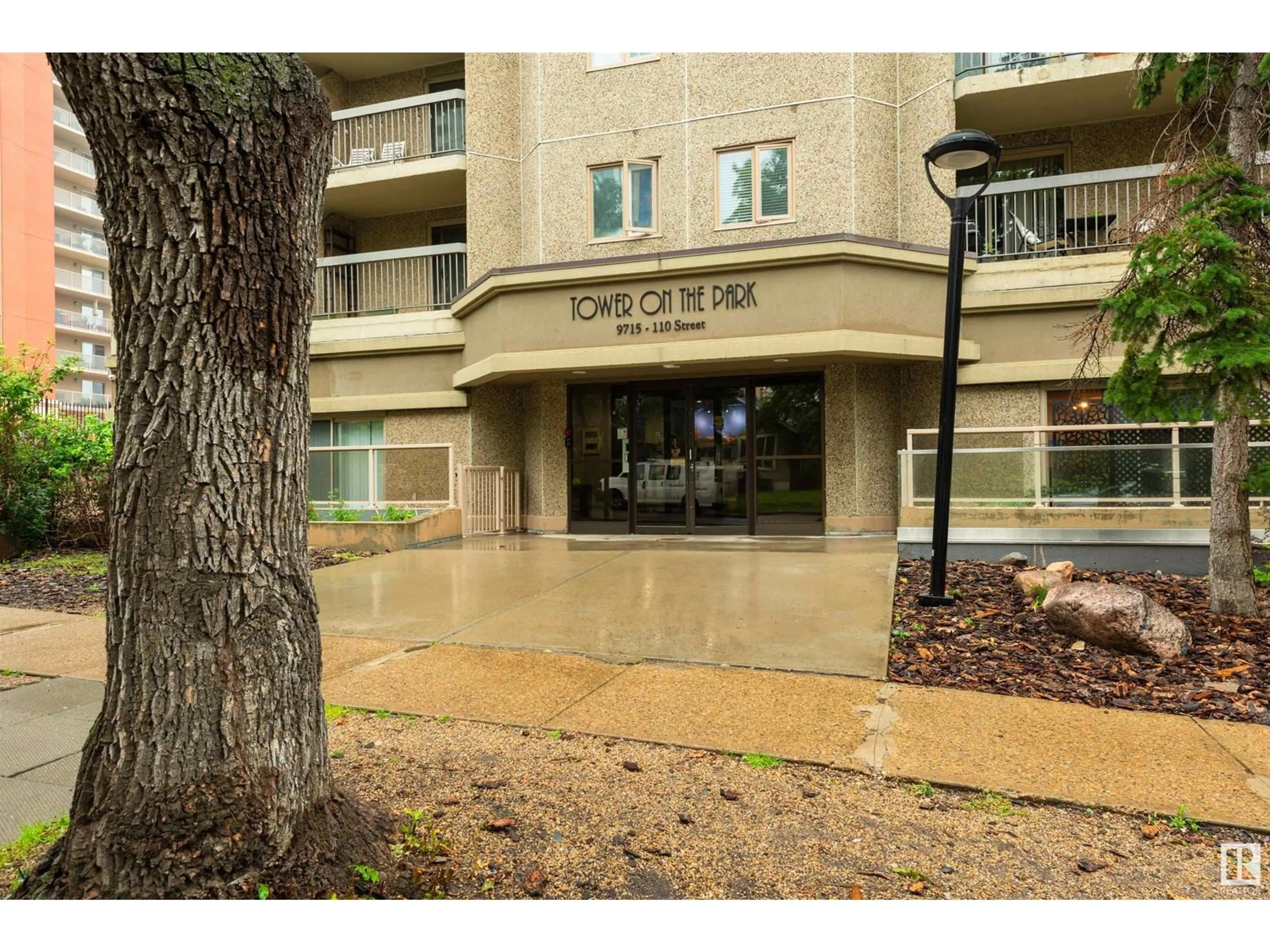 Indoor foyer for 9715 - 607 110 ST, Edmonton Alberta T5K2M1