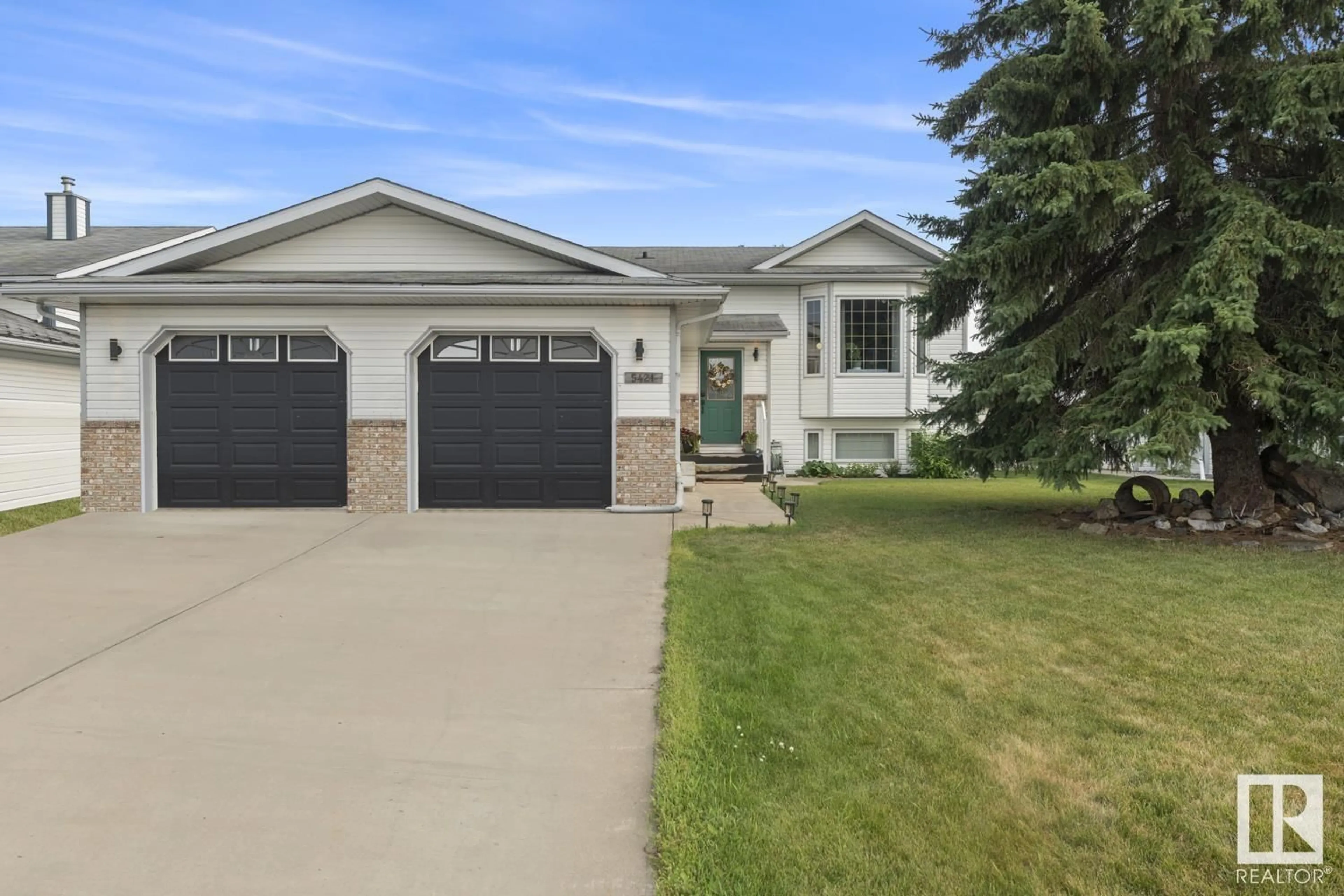 Home with vinyl exterior material, street for 5421 53 AV, St. Paul Town Alberta T0A3A1
