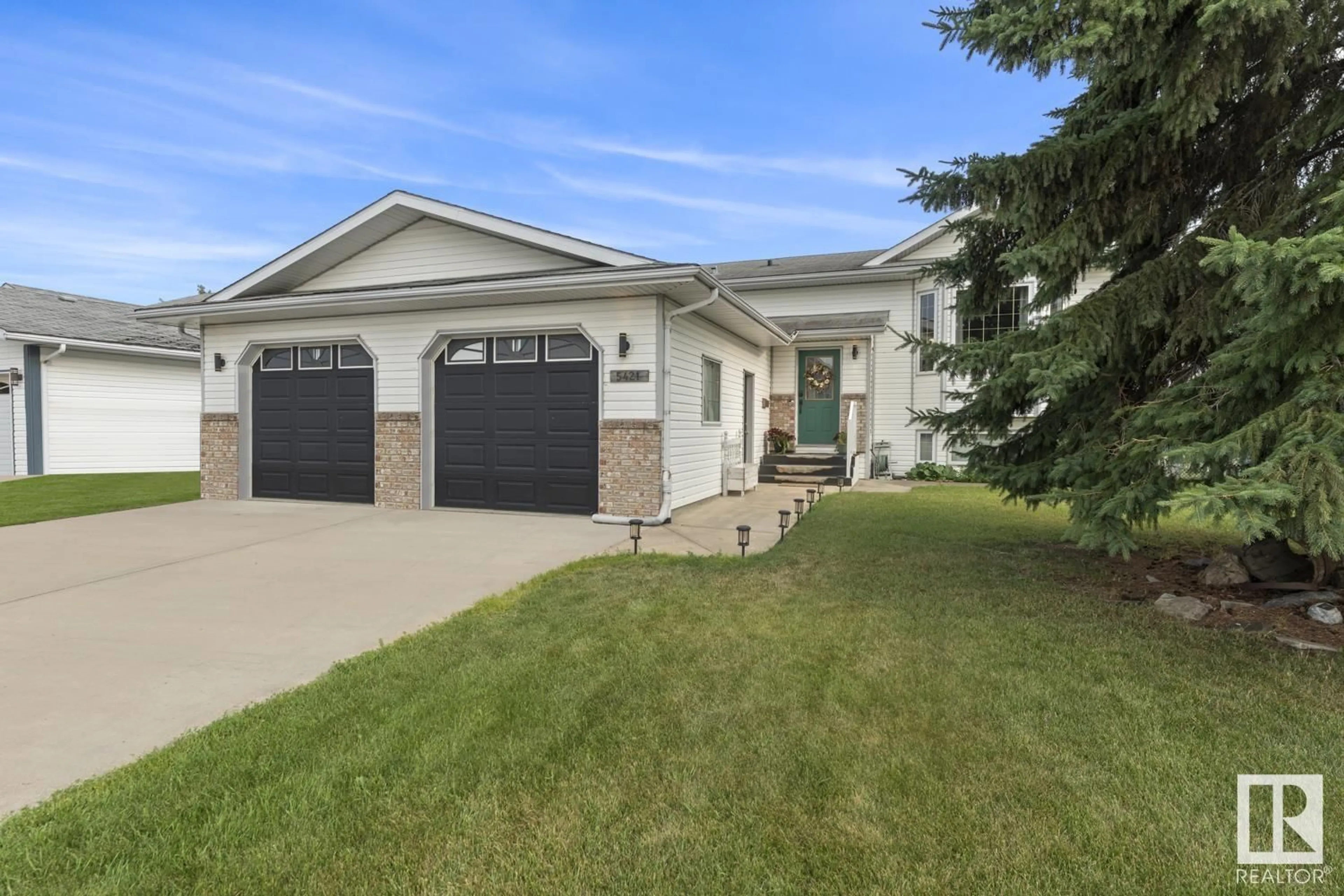 Home with vinyl exterior material, street for 5421 53 AV, St. Paul Town Alberta T0A3A1