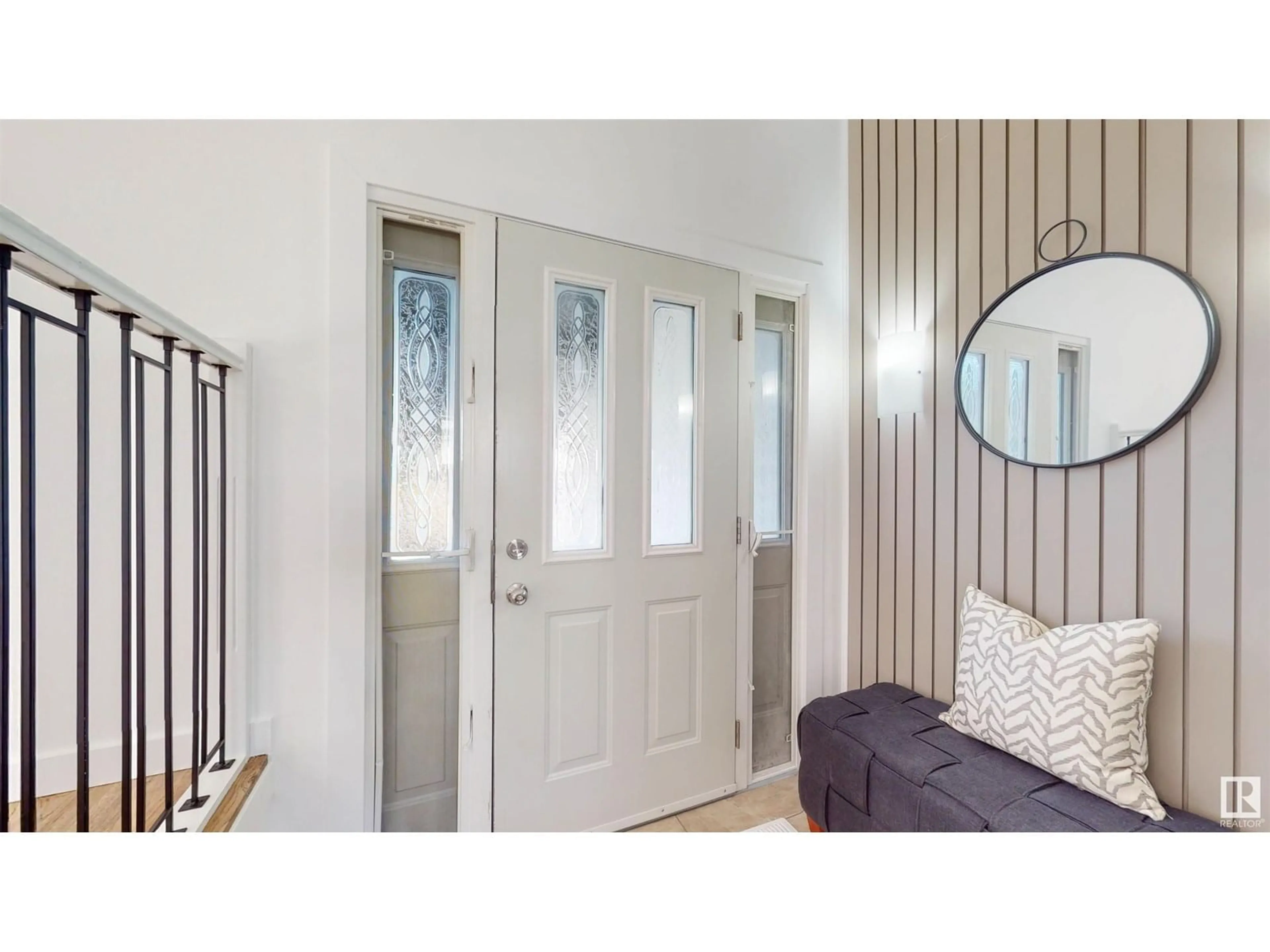 Indoor entryway for 7916 43A AV NW, Edmonton Alberta T6K0Y7
