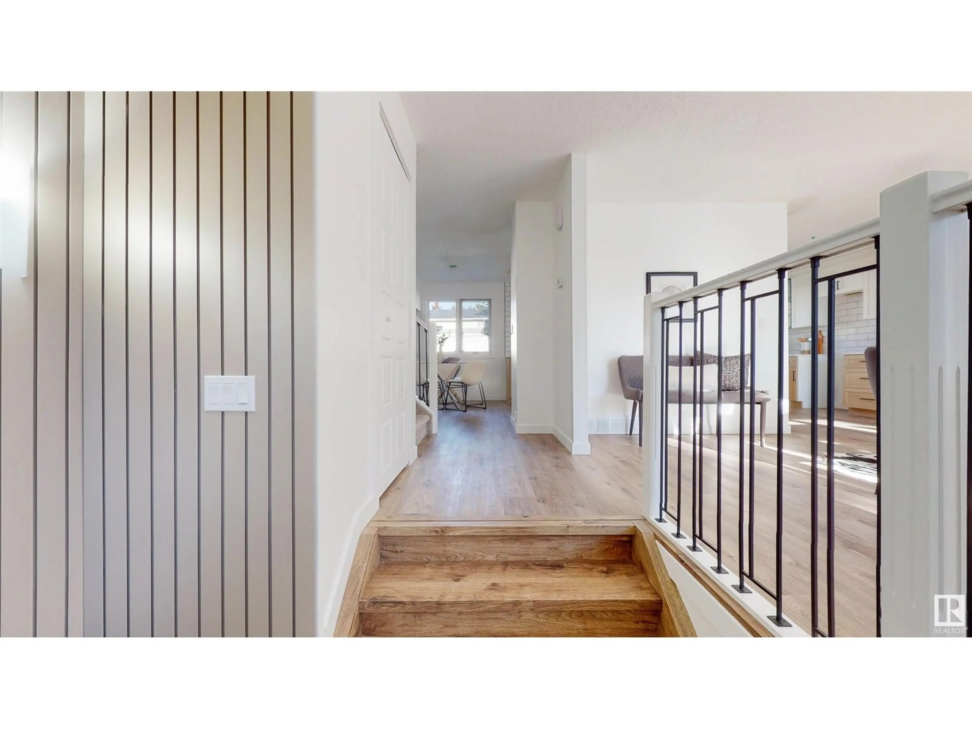 Indoor entryway for 7916 43A AV NW, Edmonton Alberta T6K0Y7