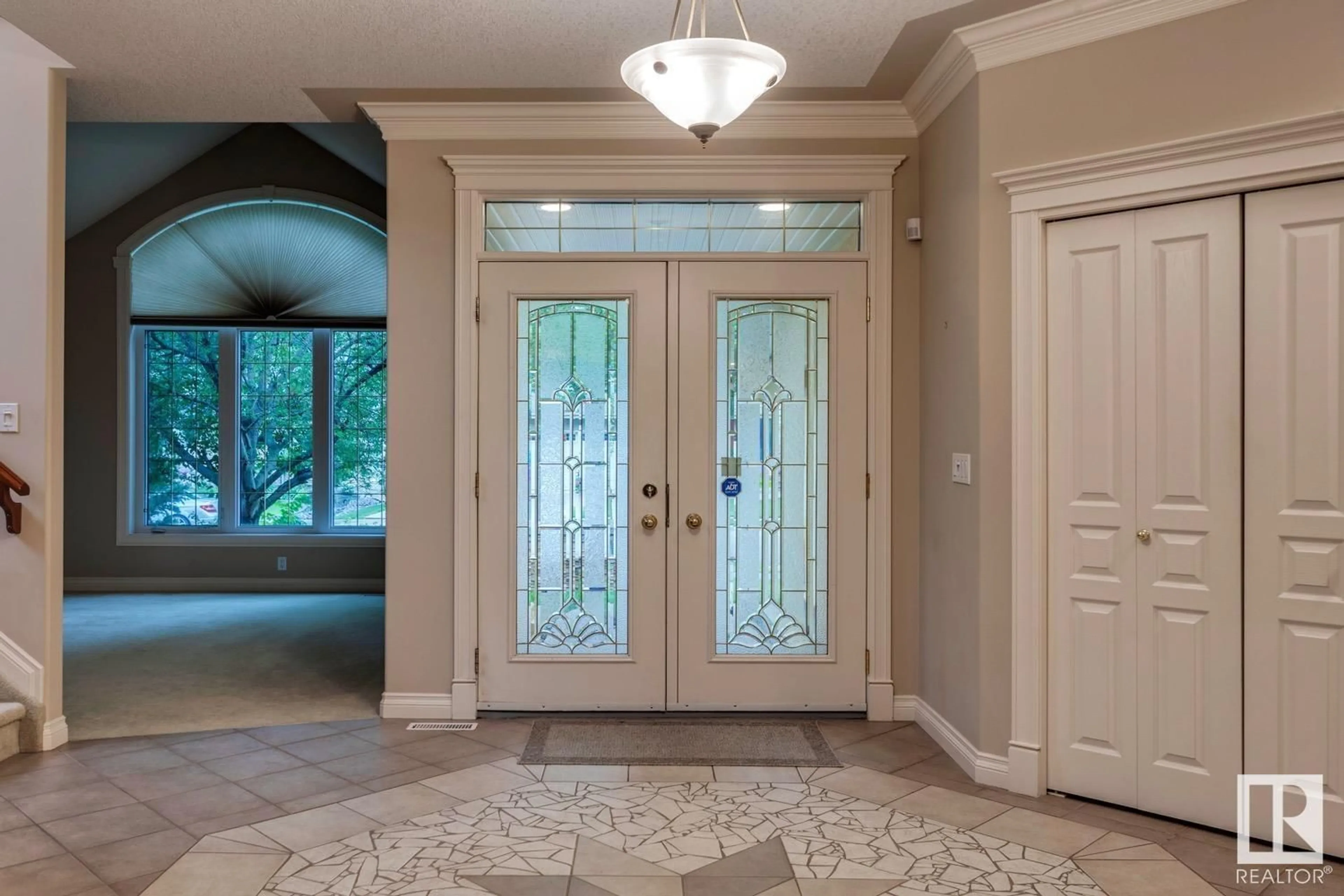 Indoor entryway for 957 HOLLINGSWORTH BN, Edmonton Alberta T6R3G8