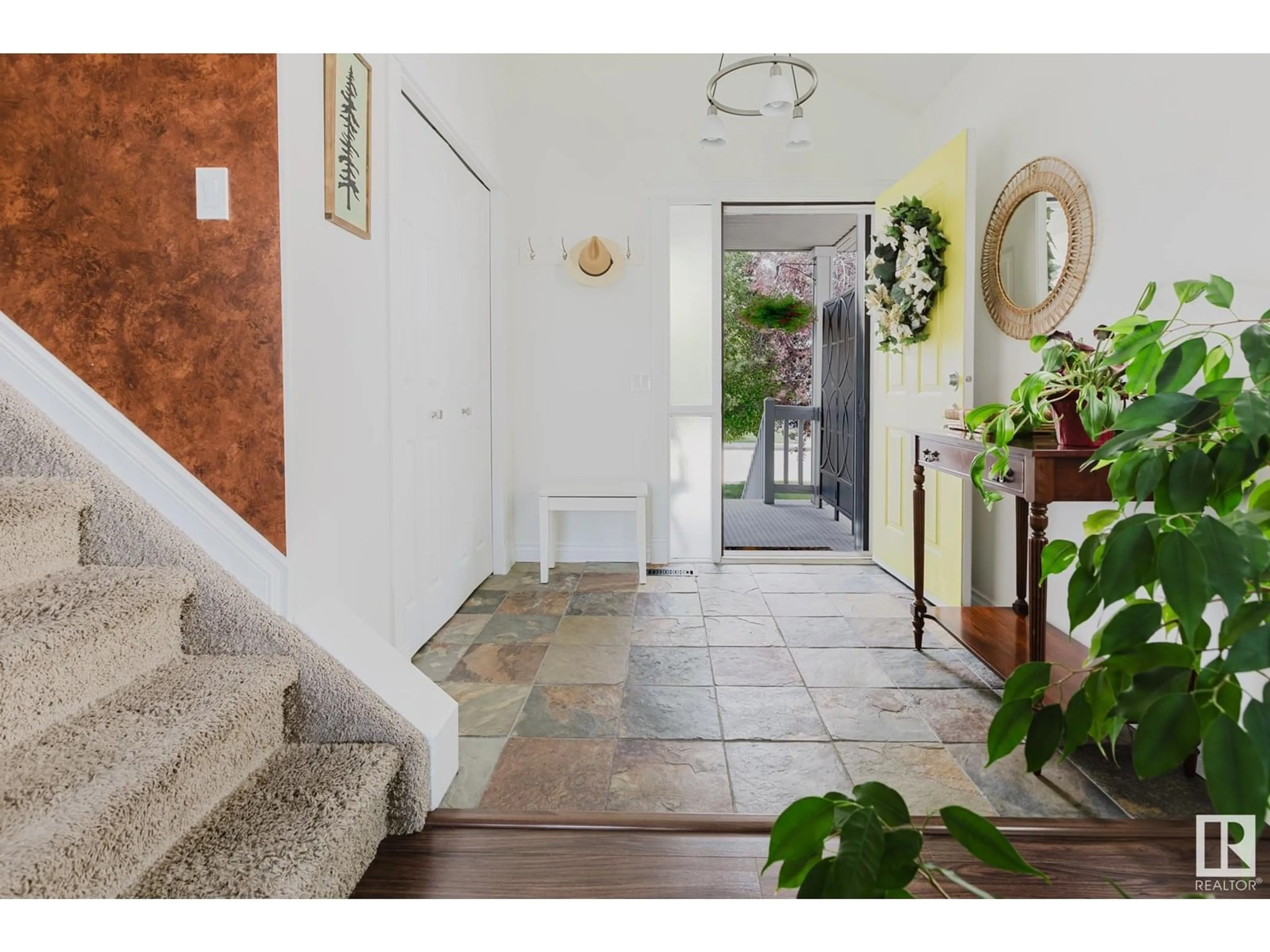 Indoor entryway for NW - 829 116A ST, Edmonton Alberta T6J6Z8