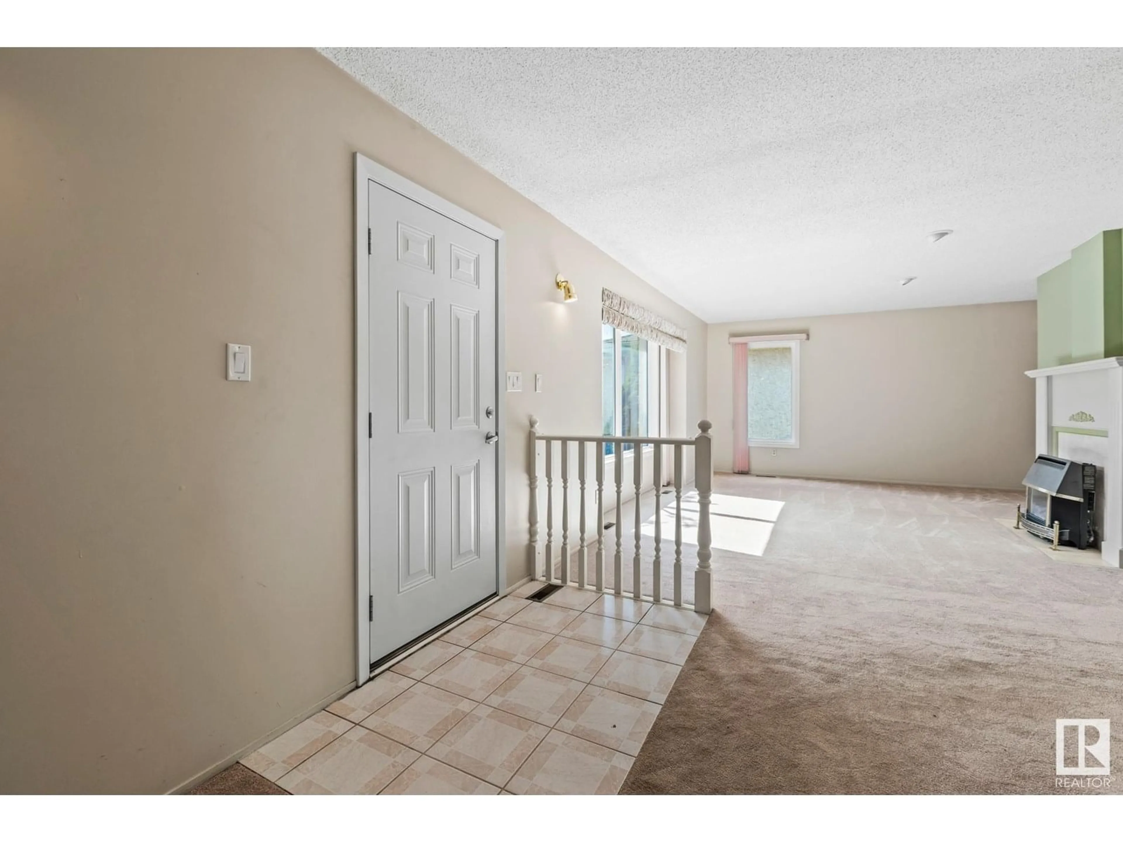 Indoor foyer for NW - 1126 105 ST, Edmonton Alberta T6J6J6