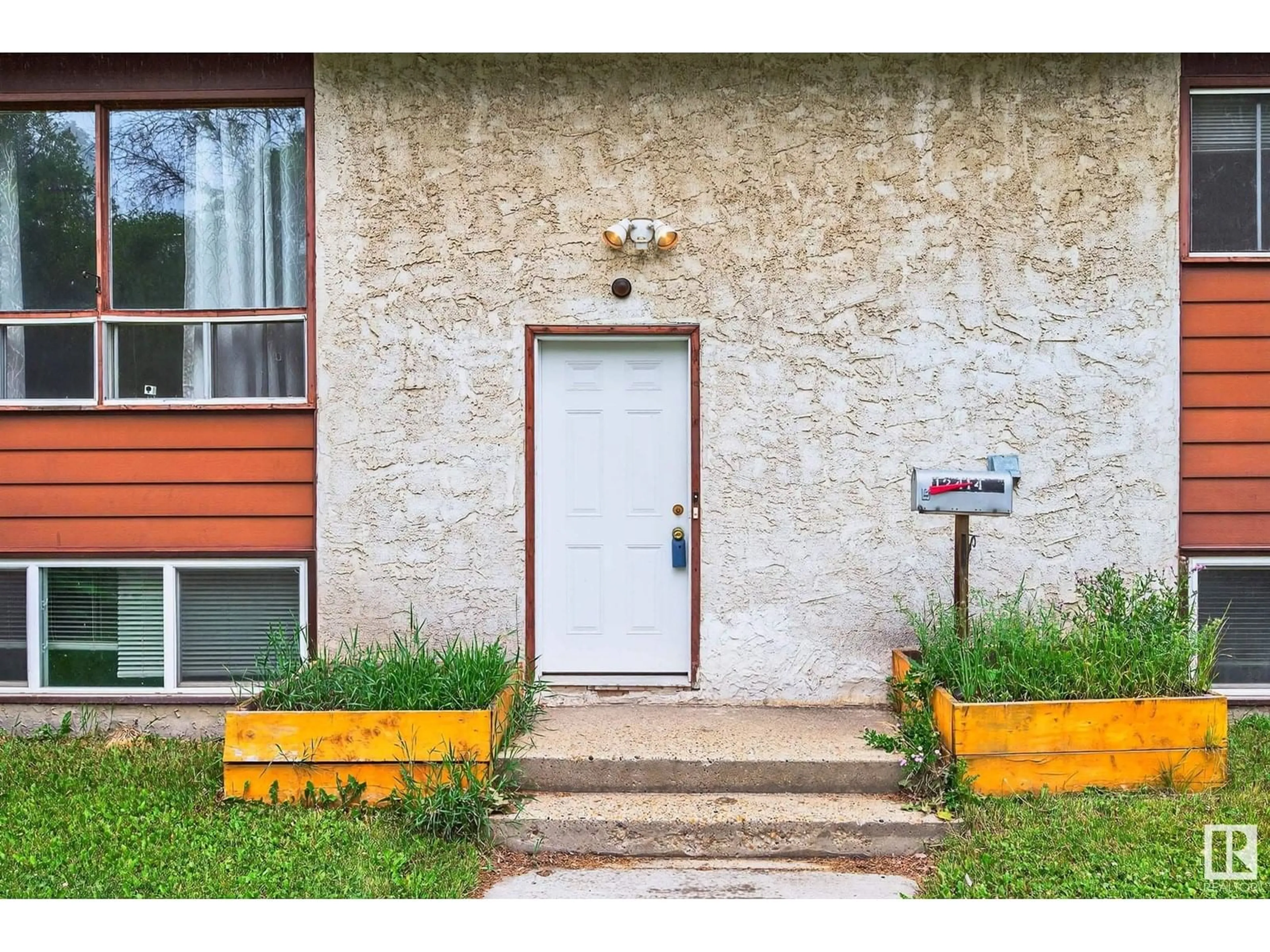 Indoor entryway for NW - 12414 112 AV, Edmonton Alberta T5M2S9