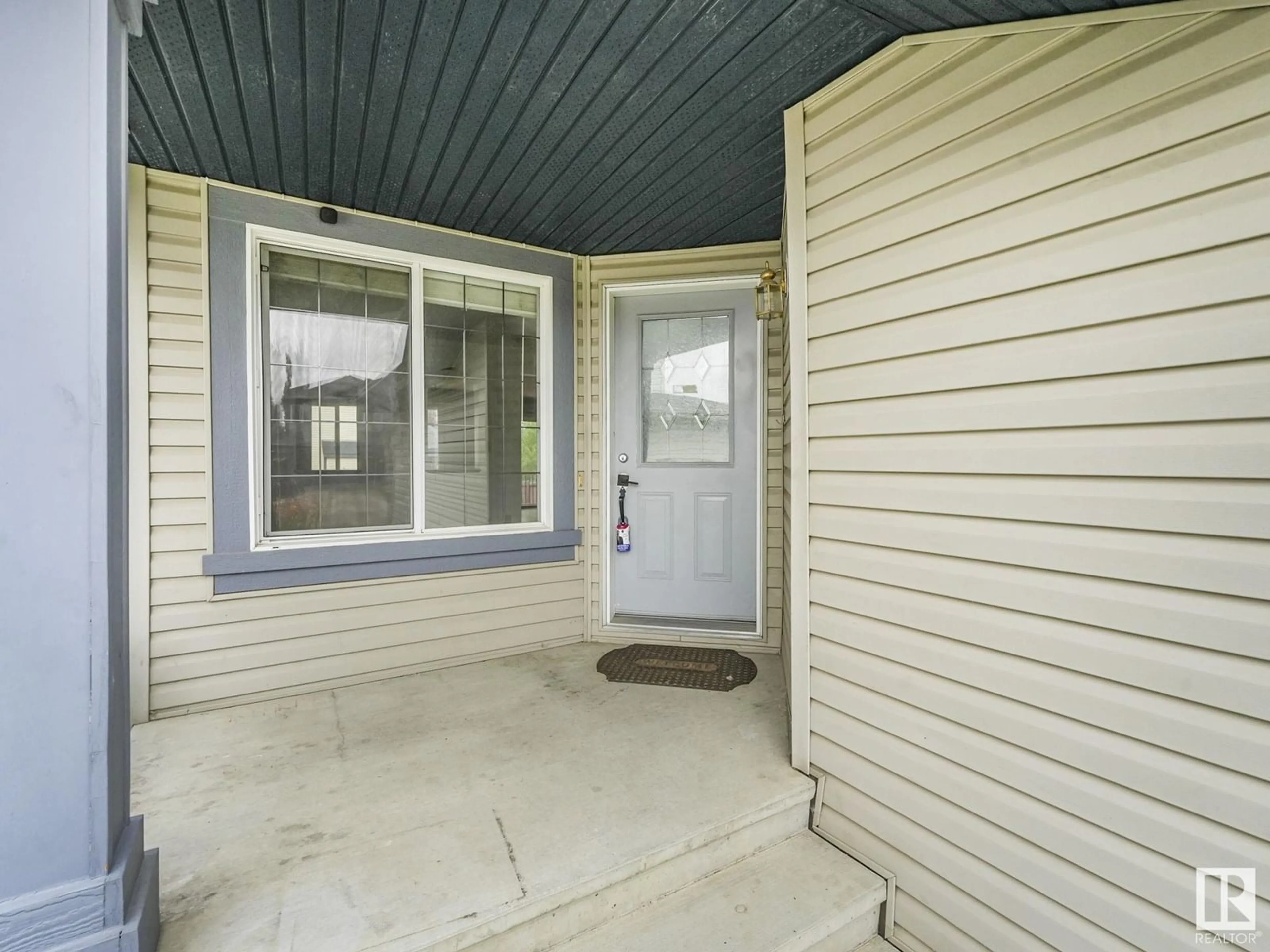Indoor entryway for 13906 146 AV, Edmonton Alberta T6V1X9