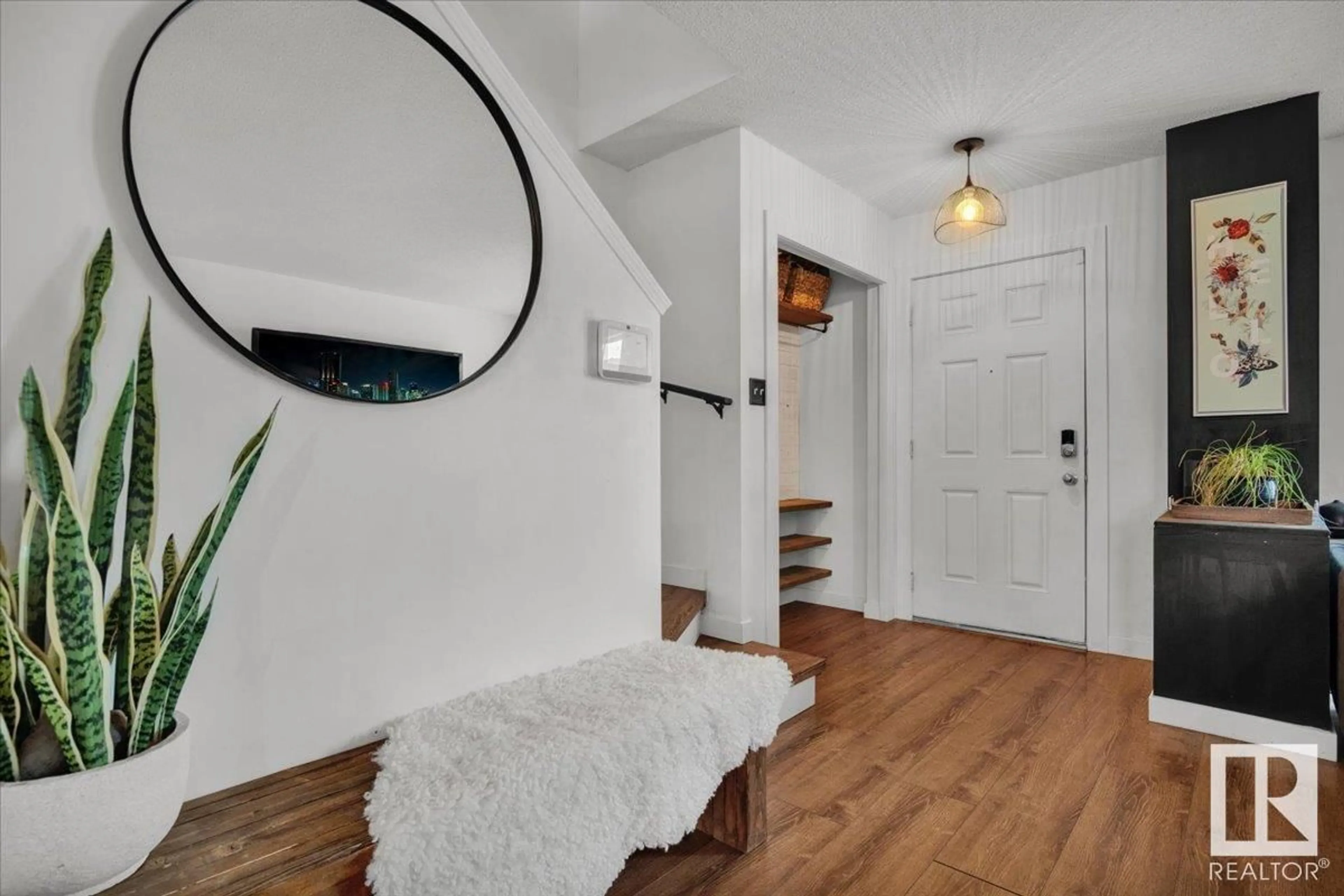 Indoor entryway for 9132 SHAW WY, Edmonton Alberta T6X0S4